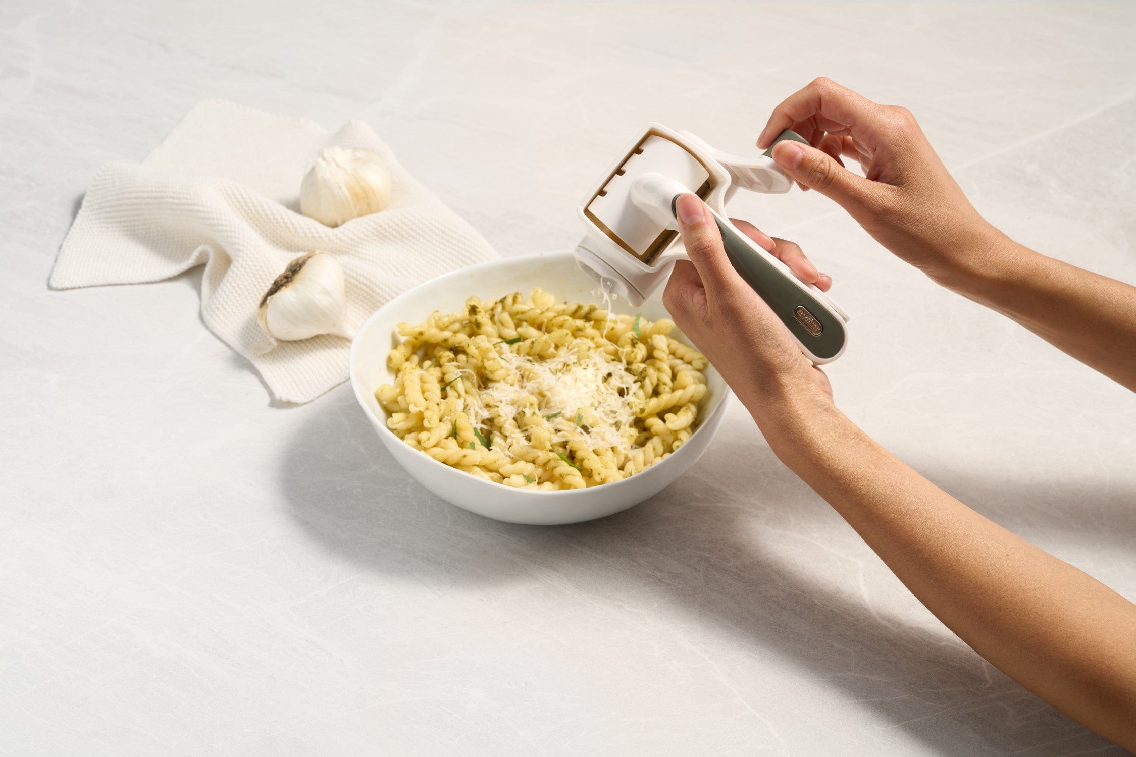 Zyliss Classic Rotary Handheld Cheese Grater - Stainless Steel Shredder for Parmesan, Cheddar & Hard Cheeses - Perfect for Kitchen, Pasta, Pizza & Salad Toppings