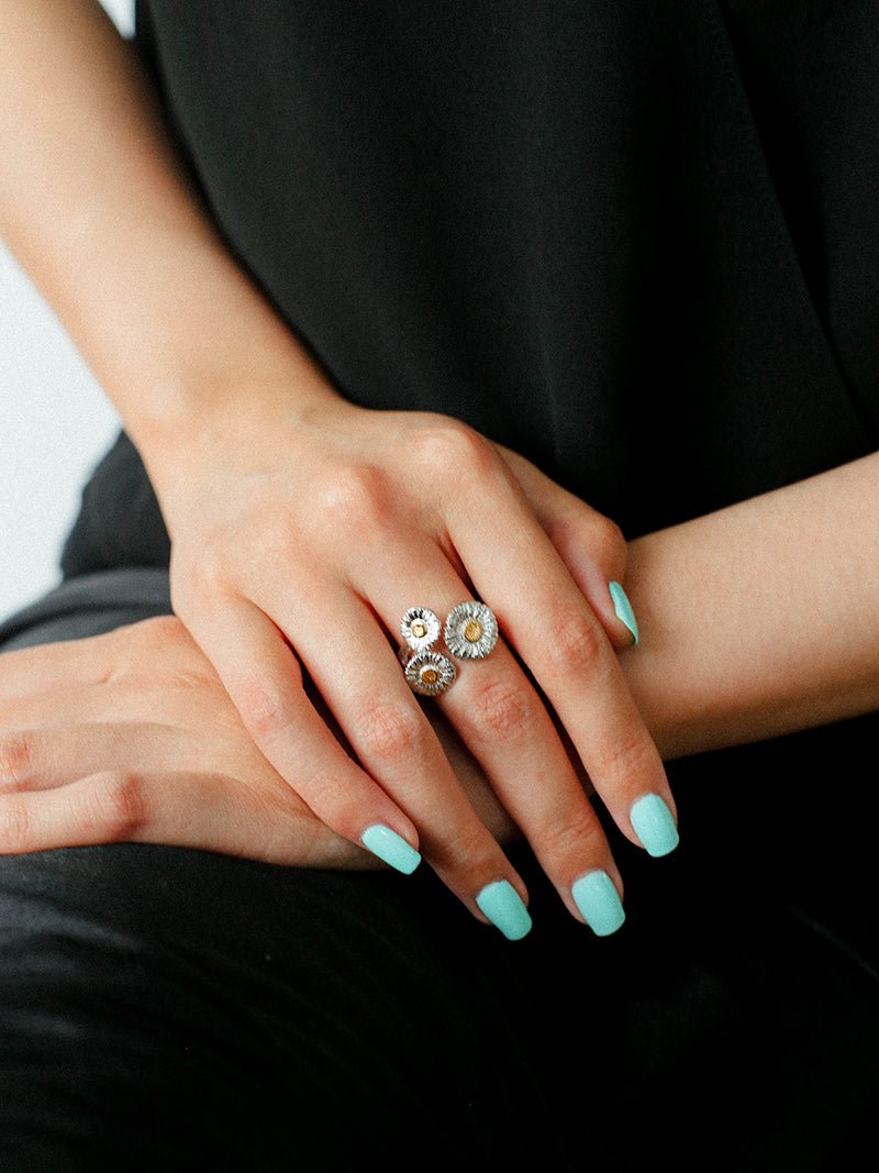 Buccellati Inspired Three Daisy Ring - Elegant Floral Jewelry for Women, Perfect for Weddings, Anniversaries & Special Occasions