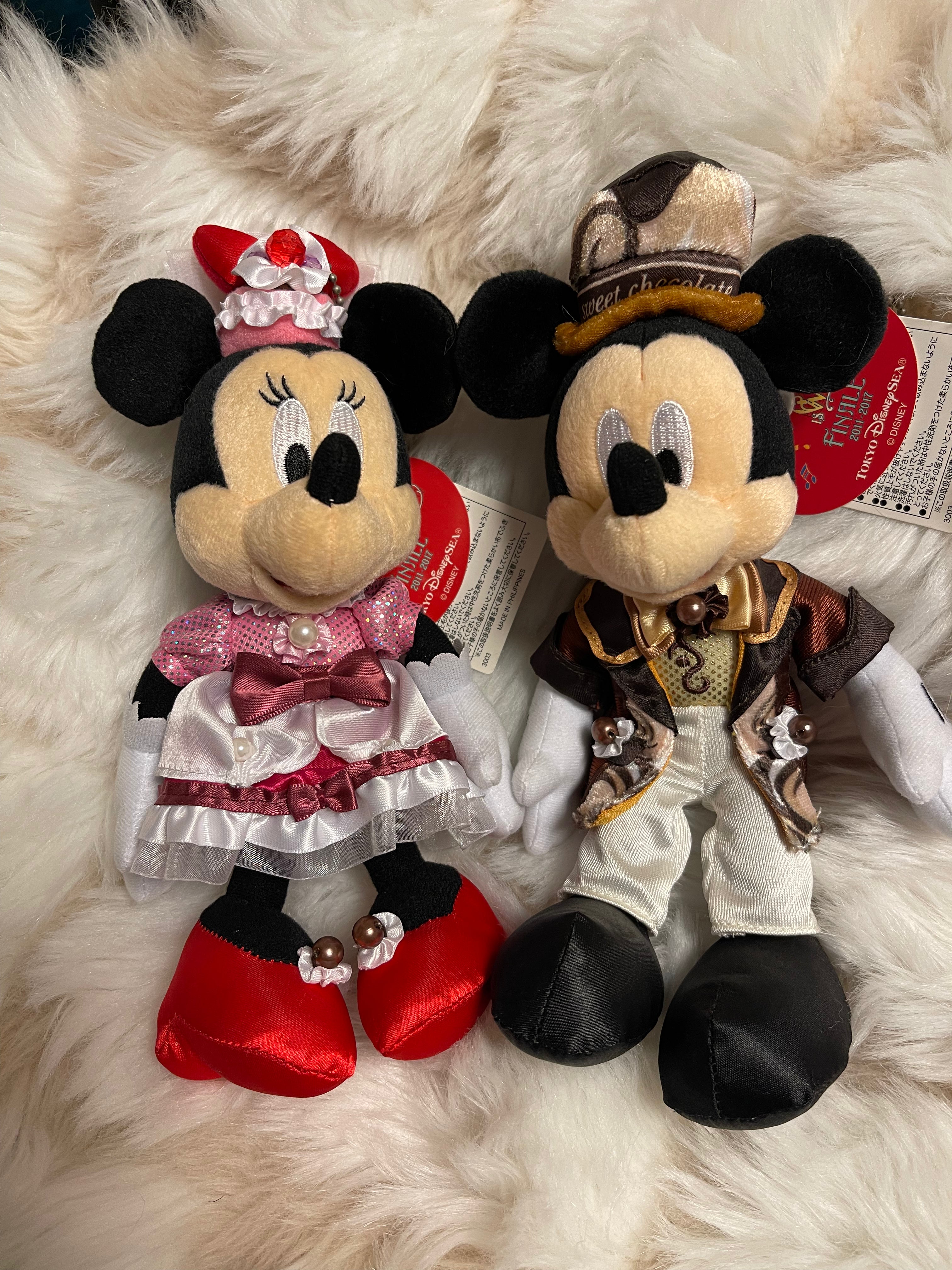 Tokyo Disney Sea Mickey and Minnie Keychain Badge - Cute Couple Keyring for Bags, Gifts & Souvenirs - Perfect for Disney Fans, Travel Accessories & Collectibles