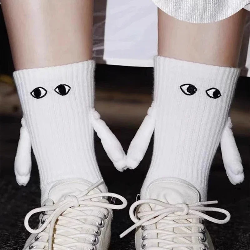 Harajuku Couple Cotton Socks - 2 Pairs Magnetic Hand Holding Socks for Couples, Black & White Unisex Long Socks - Perfect for Valentine's Day Gifts, Anniversary Presents and Romantic Couple Activities
