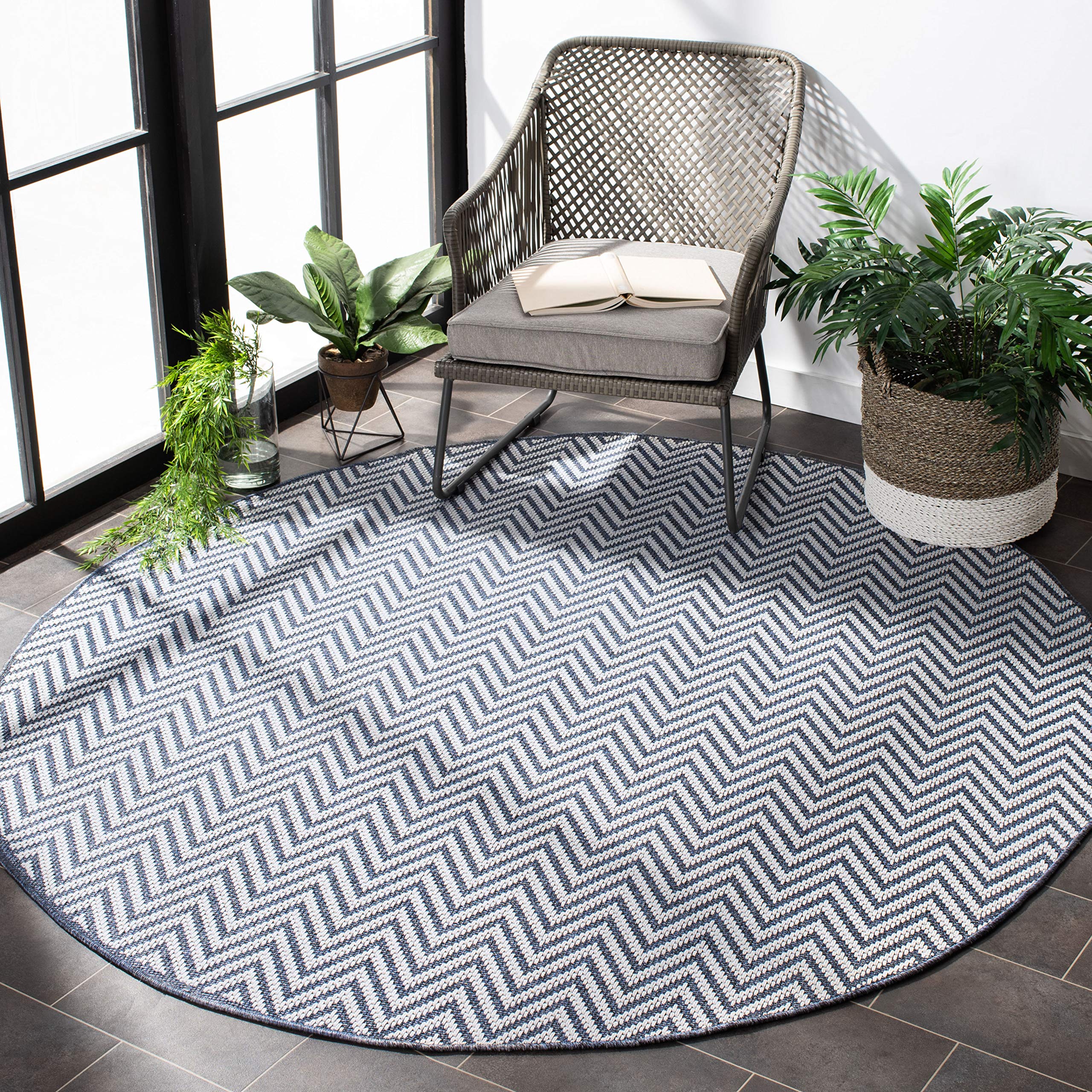 SAFAVIEH Bermuda Collection 8' Round Area Rug - Blue & Creme, Non-Shedding, Machine Washable Indoor/Outdoor Rug for Patio, Backyard, Mudroom, Living Room & Bedroom (BMU812A)