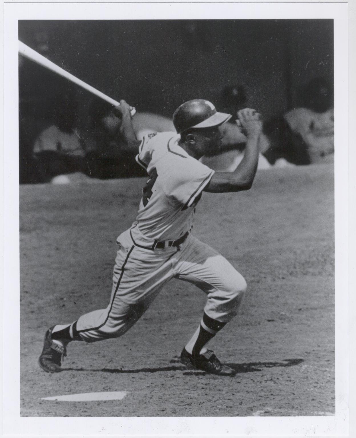 Hank Aaron Milwaukee Braves 8x10 Photo - Vintage Baseball Memorabilia - Perfect for Sports Fans, Collectors & Man Cave Decor