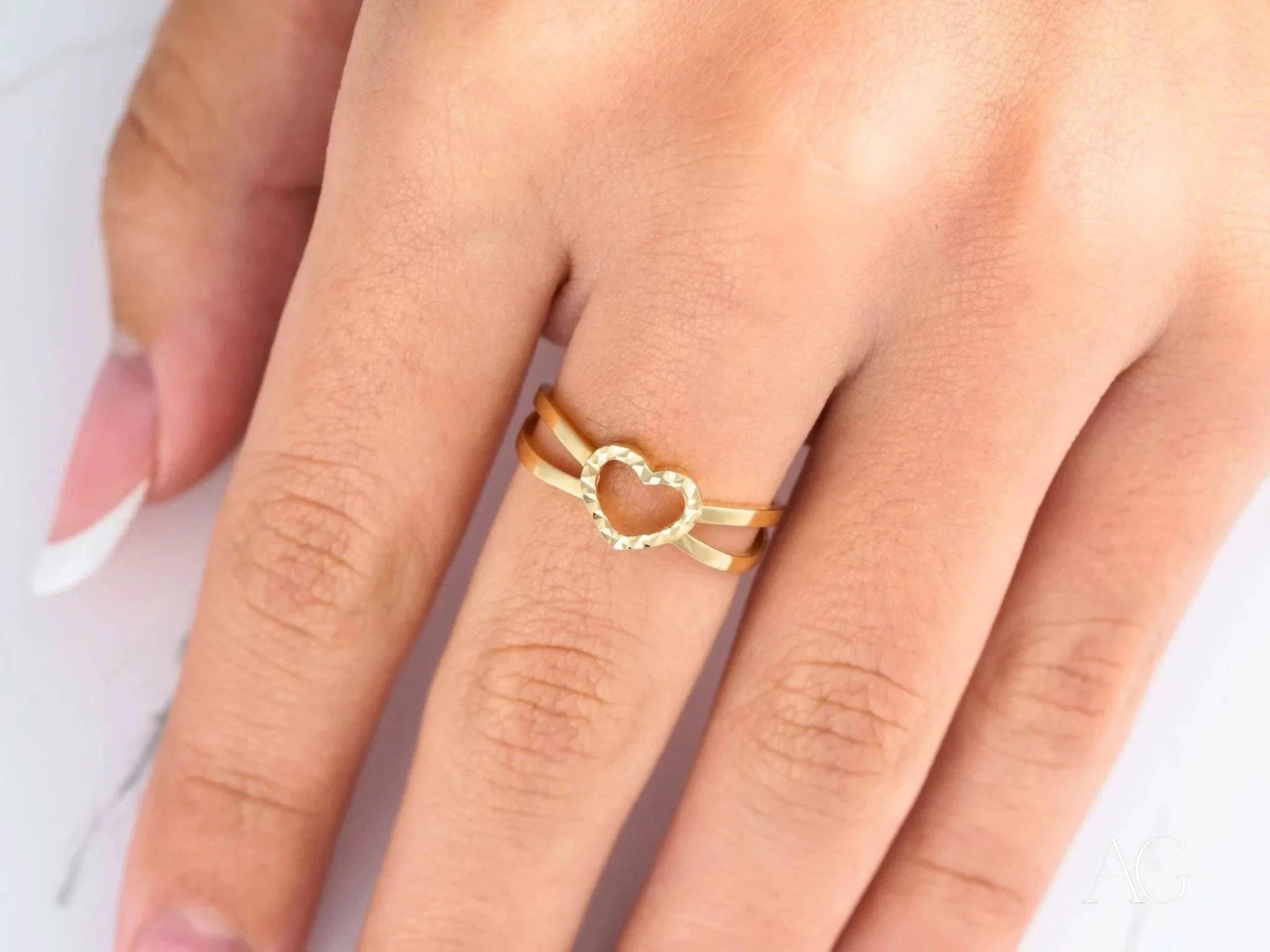 18K Yellow Gold Heart Ring - Elegant & Timeless Love Symbol Jewelry for Women, Perfect for Anniversaries, Engagements & Romantic Gifts