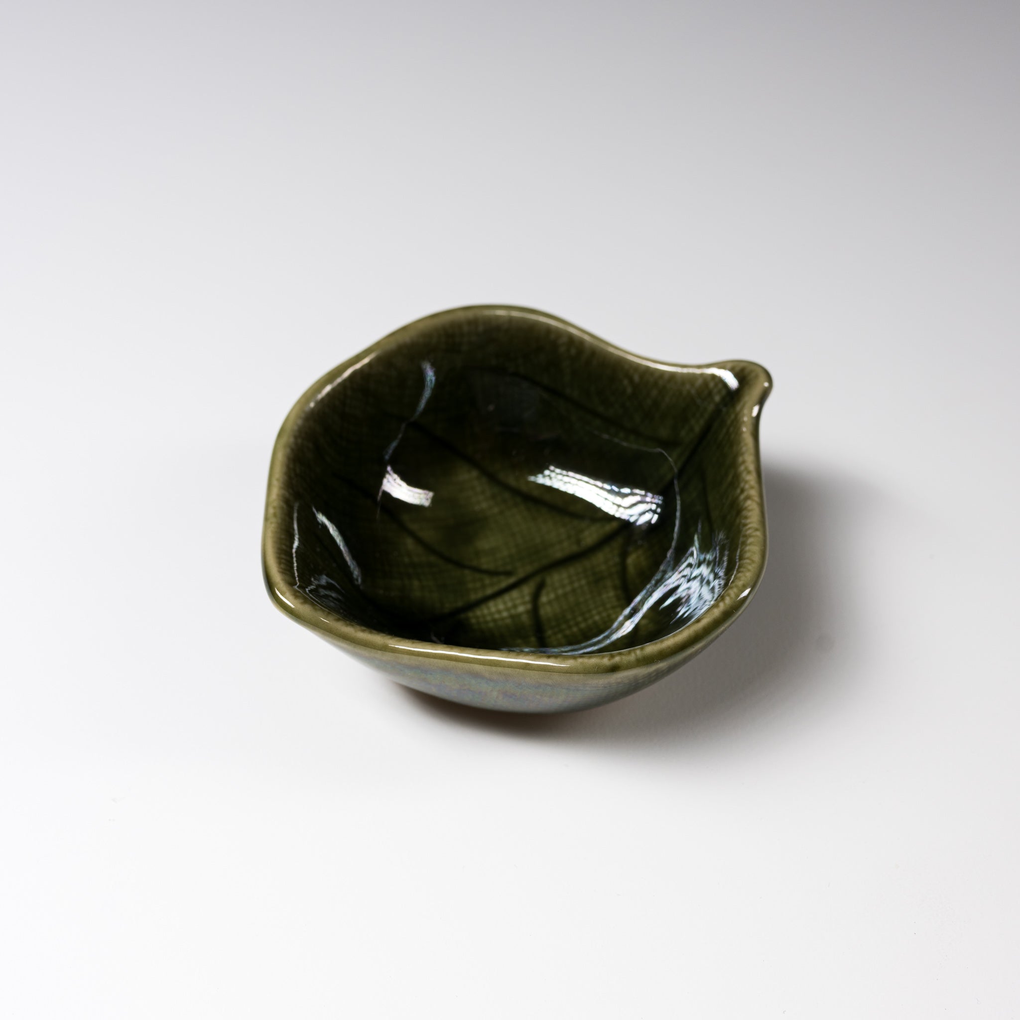 Handmade Mino Ware Japanese Side Dish Bowl - Leaf Design in 2 Colors | Authentic Minoyaki Small Bowl for Sushi, Soy Sauce & Condiments | Perfect for Home Dining & Japanese Cuisine