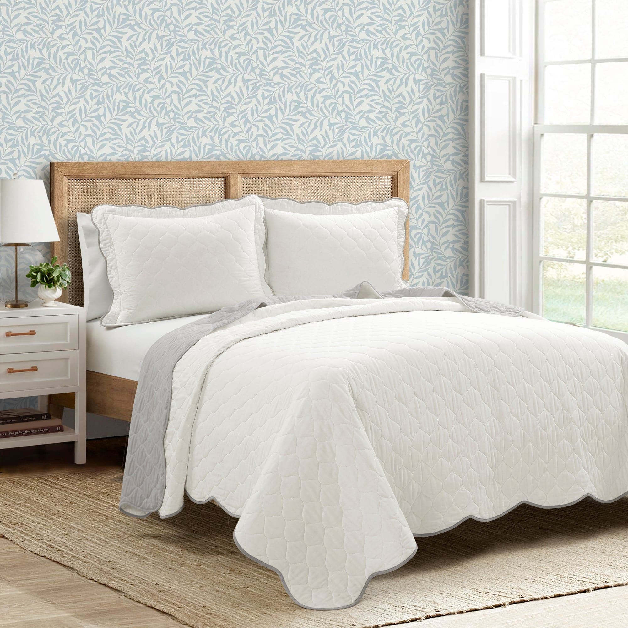 Coastal Chic Scalloped Edge Reversible Quilt 3-Piece Bedding Set | Soft & Breathable Comforter with Duvet Cover & Shams | Perfect for Beach House, Guest Room & Coastal Decor