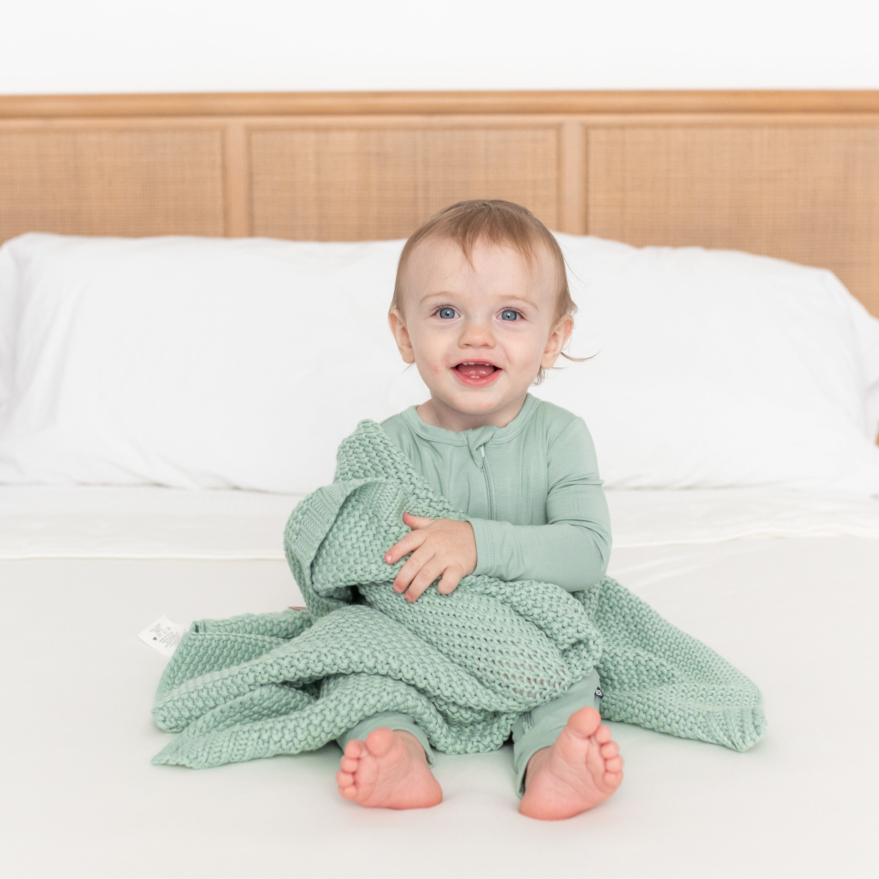 Soft Chunky Knit Baby Blanket in Sage Green - Cozy Handmade Nursery Blanket for Newborns & Toddlers - Perfect for Swaddling, Stroller, Crib & Photo Shoots