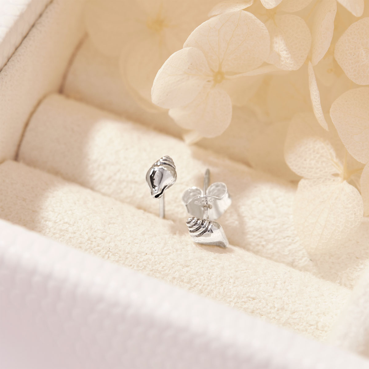 Conch Seashell Stud Earrings for Women - Natural Ocean Beach Style Jewelry - Perfect for Summer, Boho Fashion & Beach Vacations