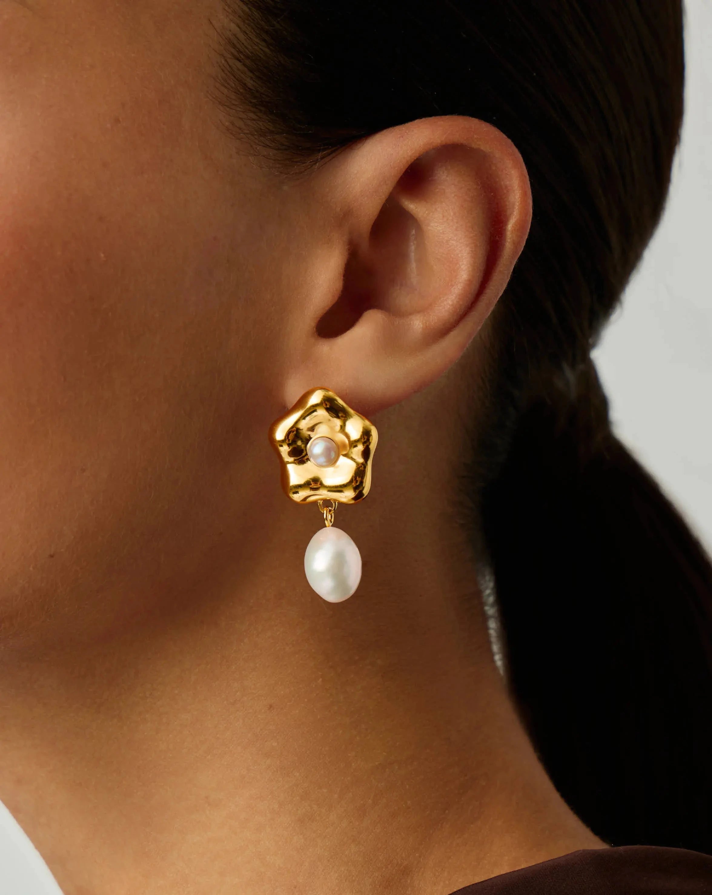 Eny Puffy Daisy Pearl Drop Earrings - 18k Gold Plated Dangle Earrings with Freshwater Pearls | Elegant Jewelry for Women, Perfect for Weddings, Parties & Everyday Wear