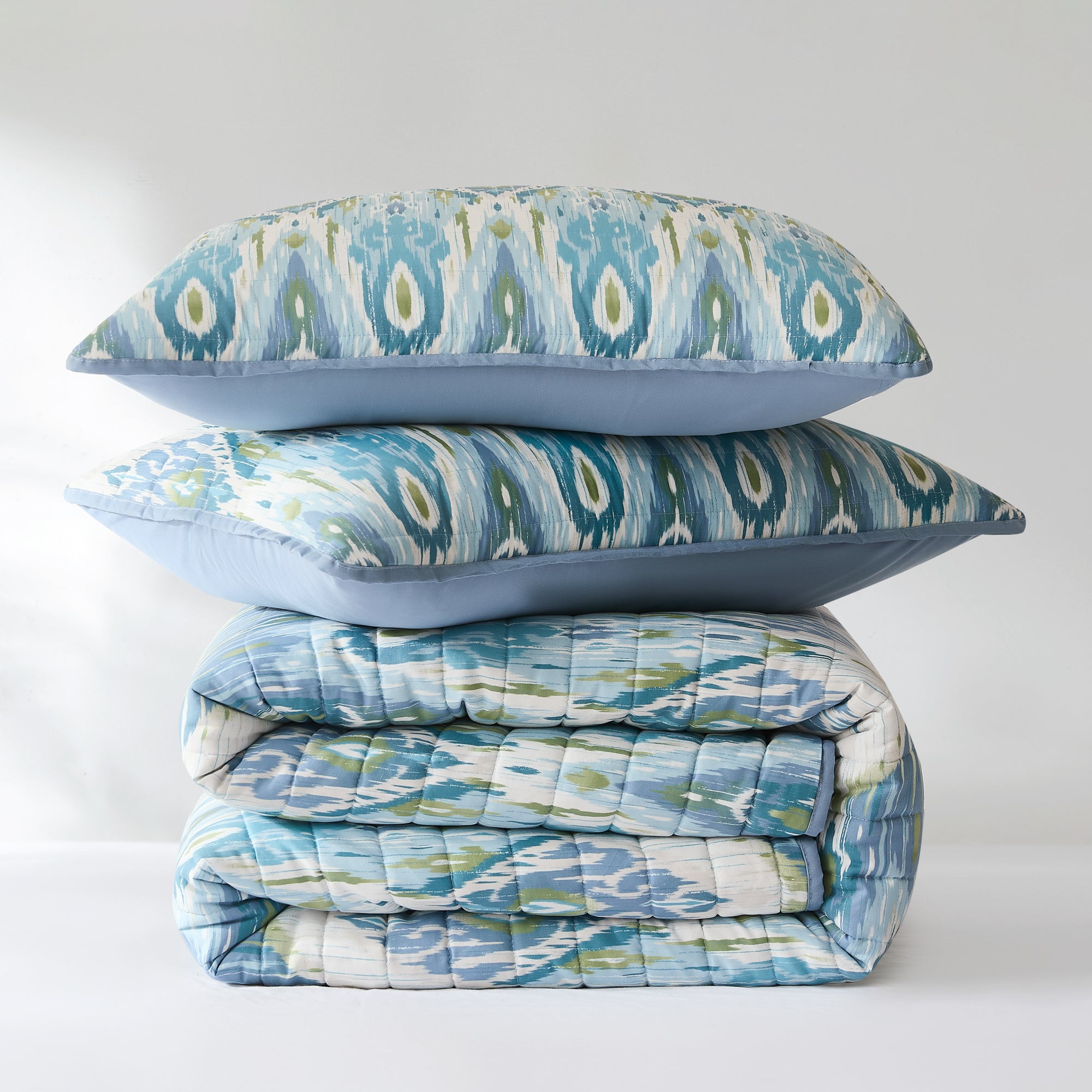 Stylish Ikat Drops Quilt Set - Queen Size Bedding with Matching Pillow Shams - Perfect for Boho Chic Bedroom Decor & Guest Room Makeover