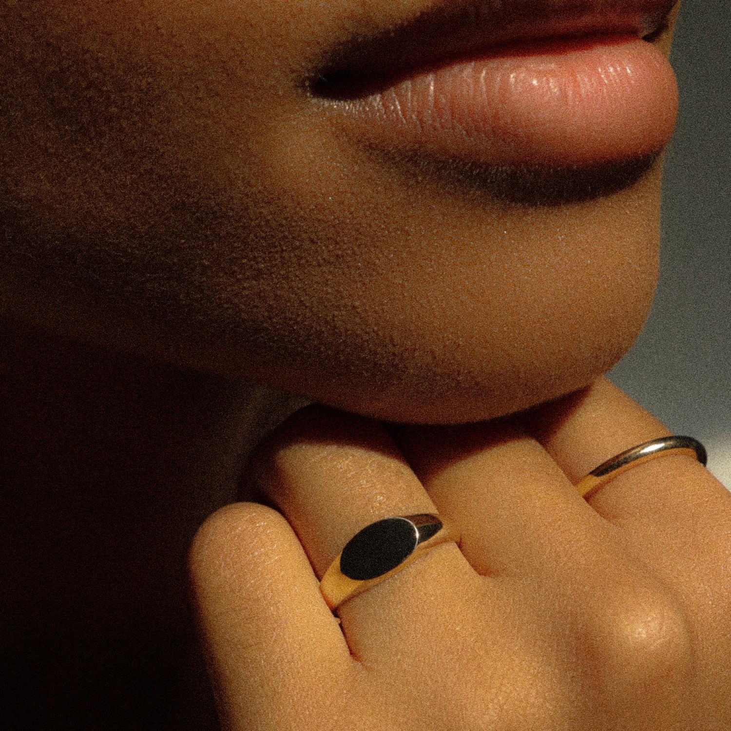 10K Gold Signet Ring for Men & Women - Personalized Initials & Monogram - Elegant Wedding Band, Promise Ring & Gift for Him/Her - Perfect for Engagements, Anniversaries & Special Occasions