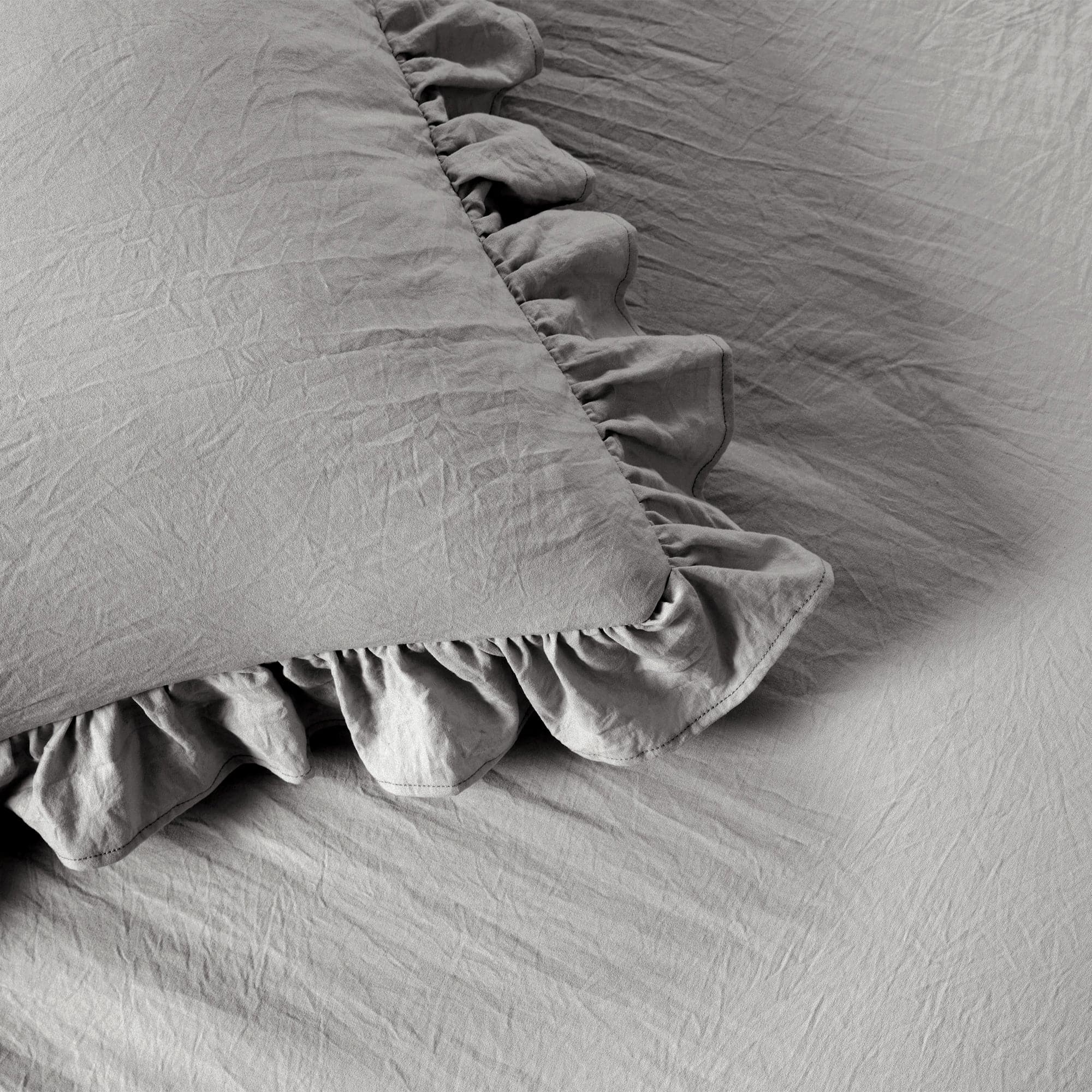 Elegant Ruffle Skirt Bedspread Set - Soft & Stylish Queen Size Bedding for Girls & Women - Perfect for Bedroom Decor, Guest Rooms & Cozy Home Styling
