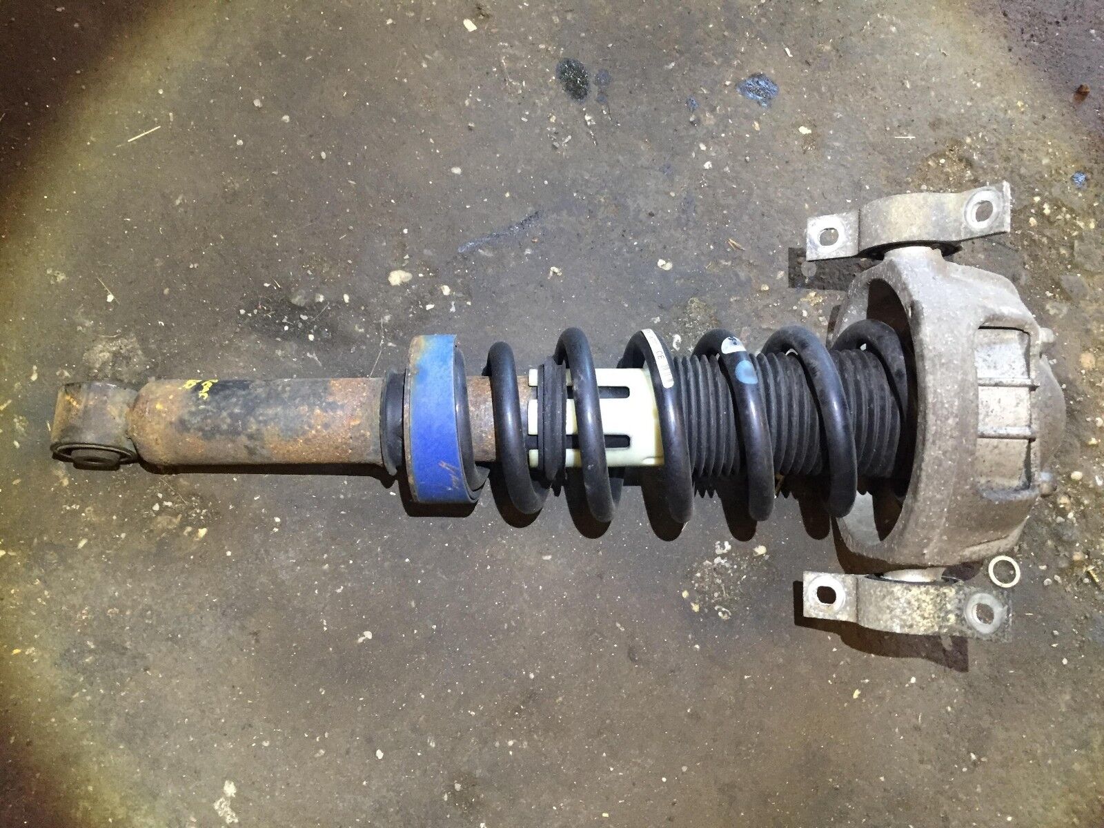04-06 Porsche Cayenne Rear Left Shock Absorber - OEM Quality Replacement Part for Smooth Ride & Enhanced Safety | Perfect for Off-Roading & Daily Commuting