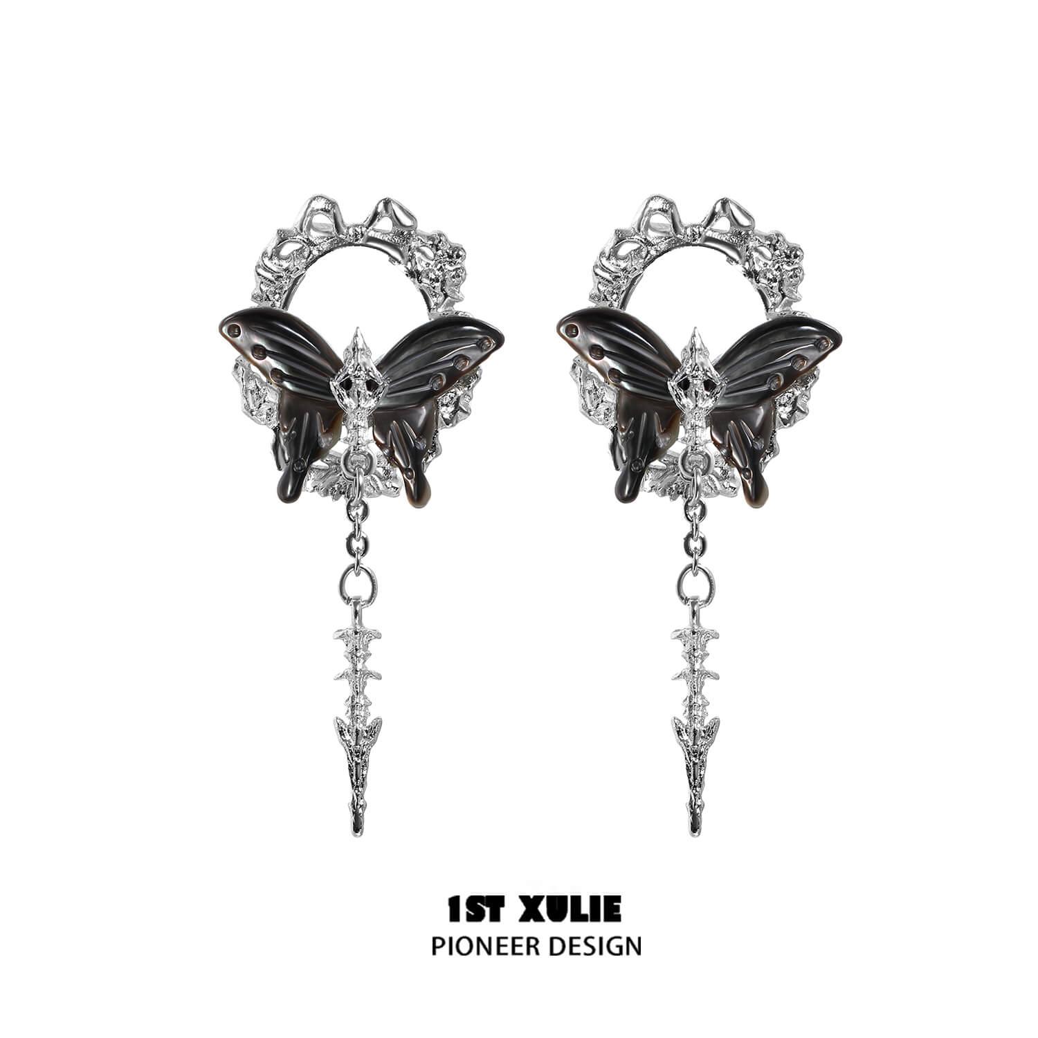 1 pair black of earrings