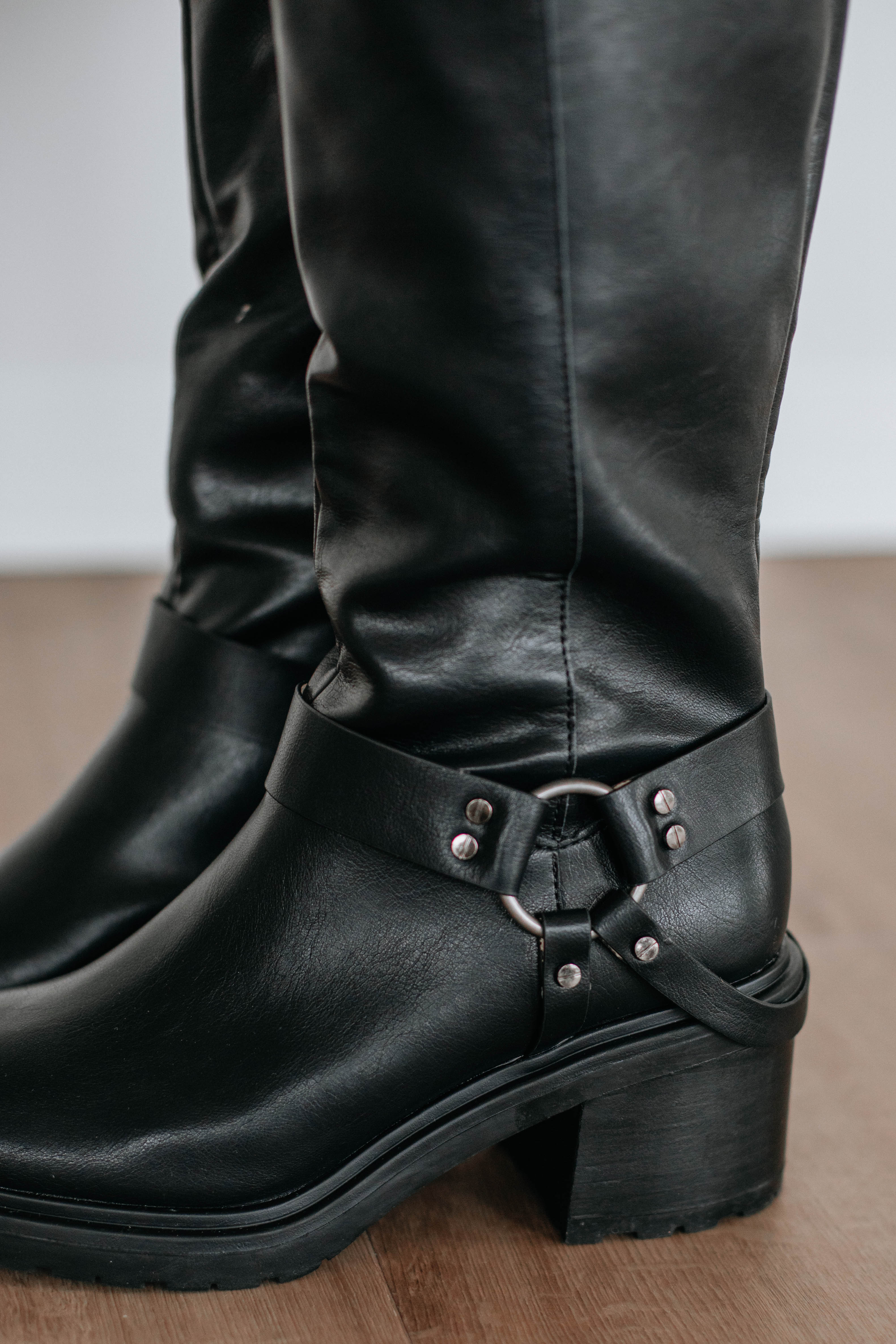 Stylish Black Boots for Women - Comfortable & Trendy Footwear for Fall & Winter - Perfect for Casual Outfits, Work & Outdoor Adventures