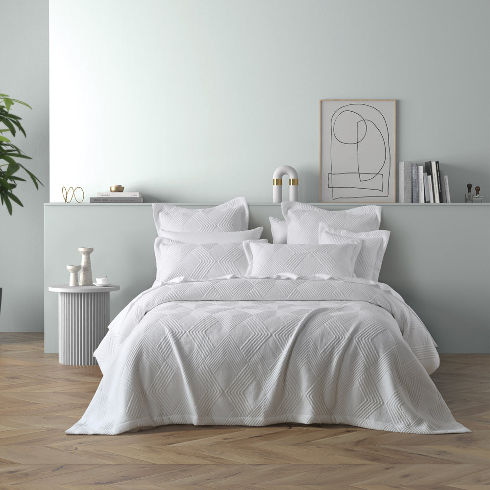 Cassiano White Coverlet Set - Queen & King Size Bedding for Luxury Comfort | Perfect for Master Bedroom, Guest Room & Hotel Decor
