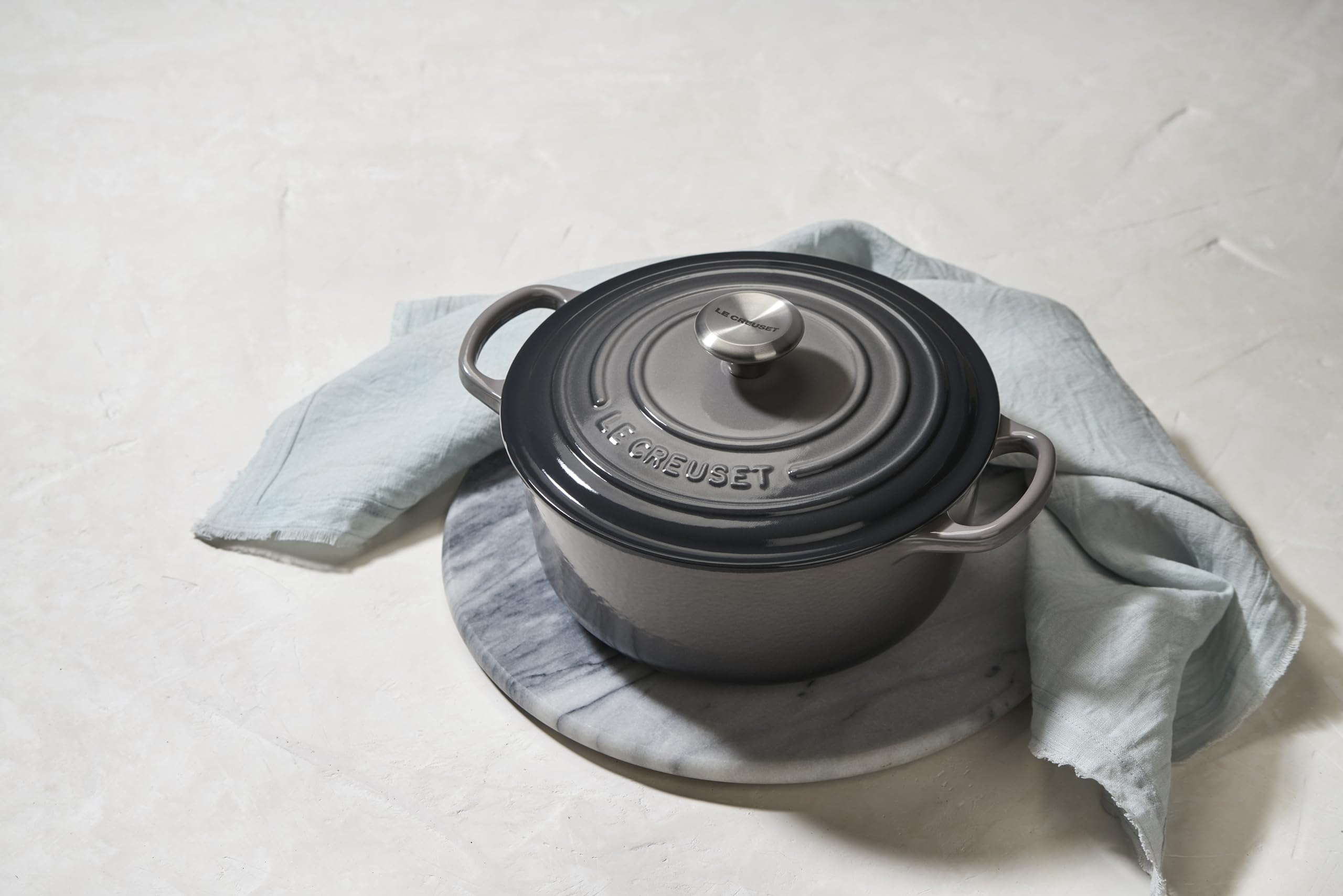 Le Creuset Enameled Cast Iron Signature Round Dutch Oven 2 Quart - Oyster Color | Premium Kitchen Cookware for Soups, Stews & Baking | Perfect for Stovetop, Oven & Table Serving