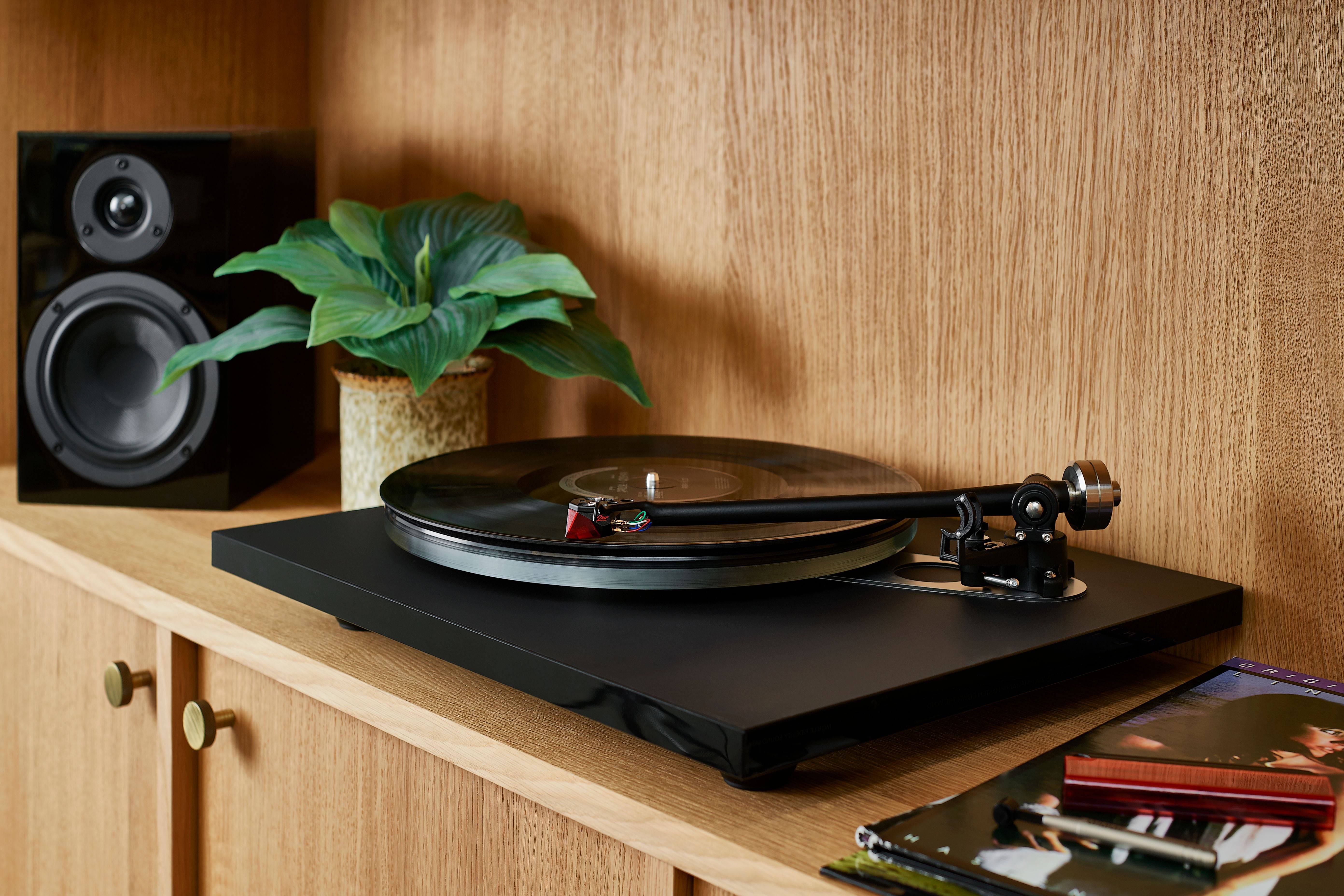 Ortofon 2MR Red Moving Magnet Phono Cartridge - High Performance Stylus for Rega Turntables - Perfect for Vinyl Record Enthusiasts & Audiophiles