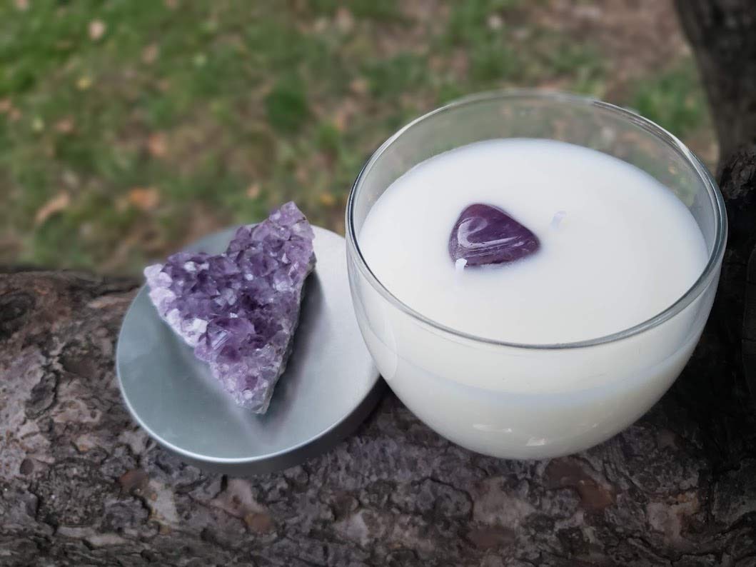 Natural Amethyst Crystal Soy Candle with Lavender Essential Oil - Relaxing Aromatherapy Gift for Home, Spa & Meditation