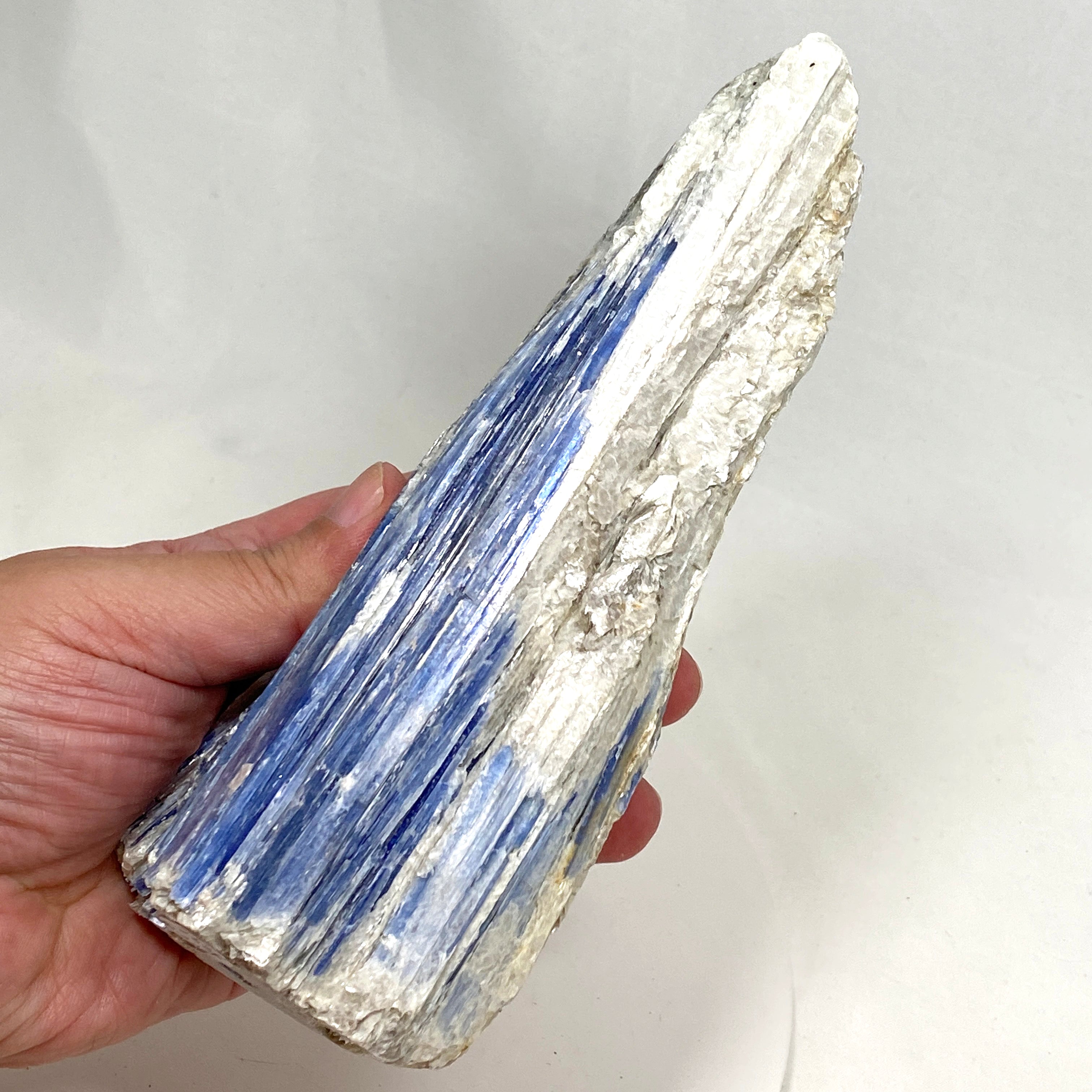 Natural Blue Kyanite Crystal Stone - Healing Energy, Spiritual Growth & Chakra Balancing - Perfect for Meditation, Jewelry Making & Home Decor