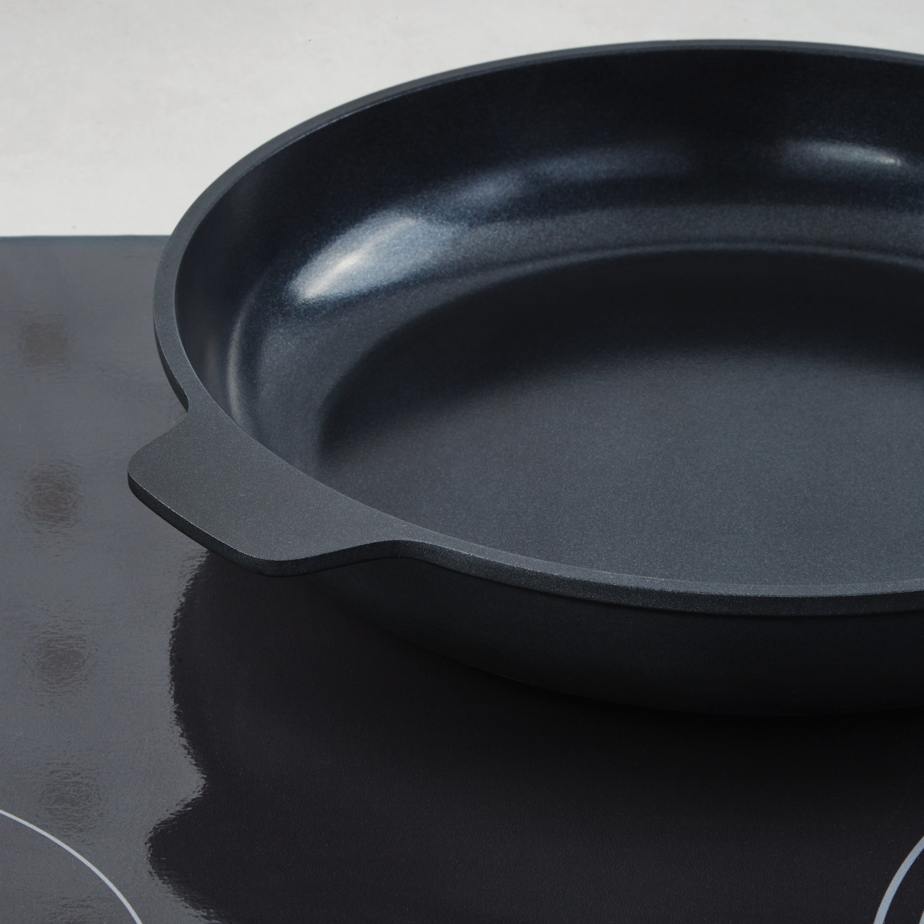 BergHOFF Leo Phantom Nonstick Ceramic 12.75-Inch Fry Pan | Eco-Friendly Recycled Aluminum | Induction Compatible | Perfect for Sautéing, Frying & Omelets | PFOA-Free Cookware for Healthy Cooking