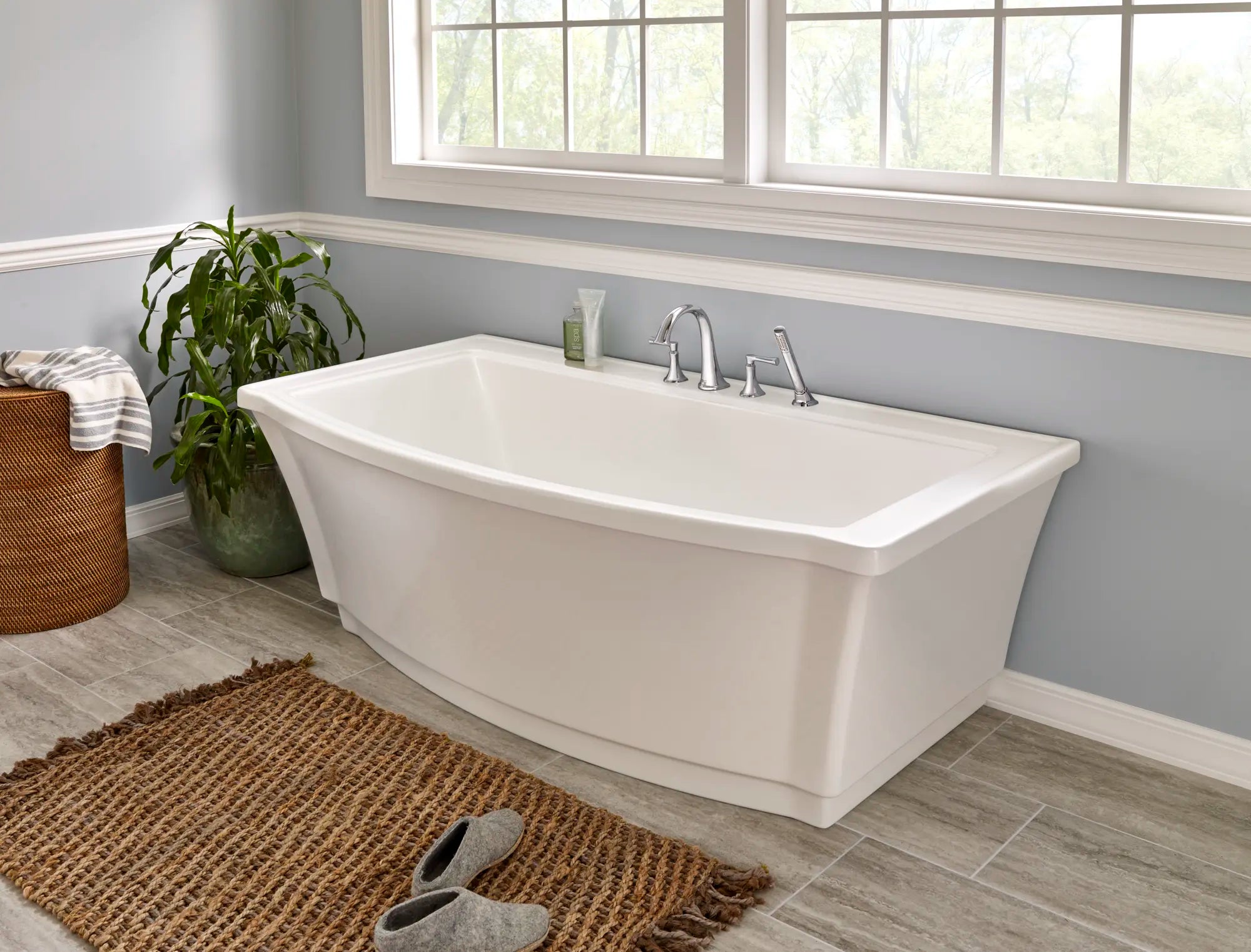 Luxury Freestanding Bathtub - Modern Soaking Tub for Spa Bathroom, Perfect for Master Suite & Relaxation