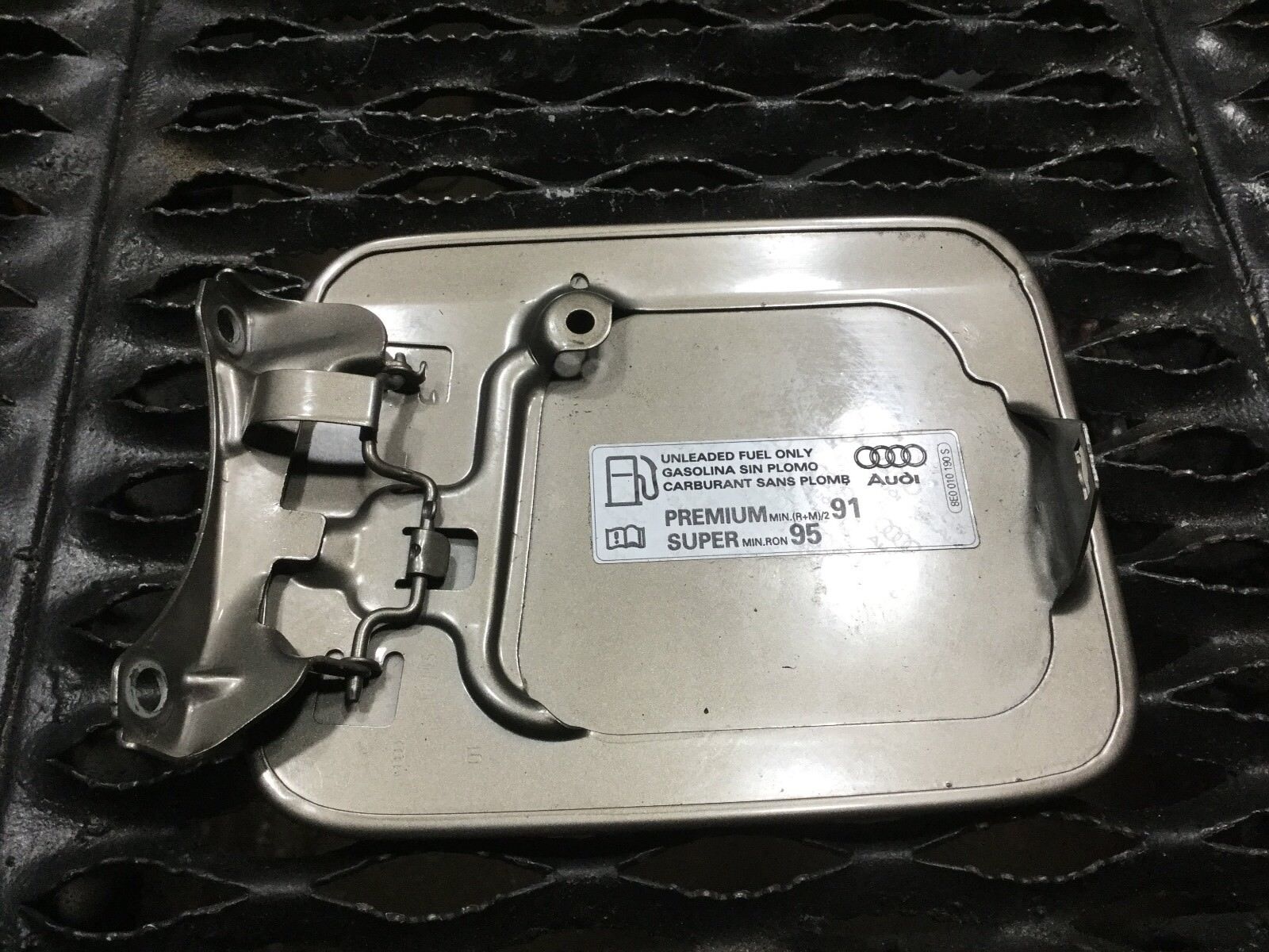 04-08 Audi A4 Fuel Gas Tank Filler Lid (OEM 8E0010190S) - Replacement Fuel Door Cover for Audi A4 B6/B7 Models - Perfect for Car Repair & Maintenance