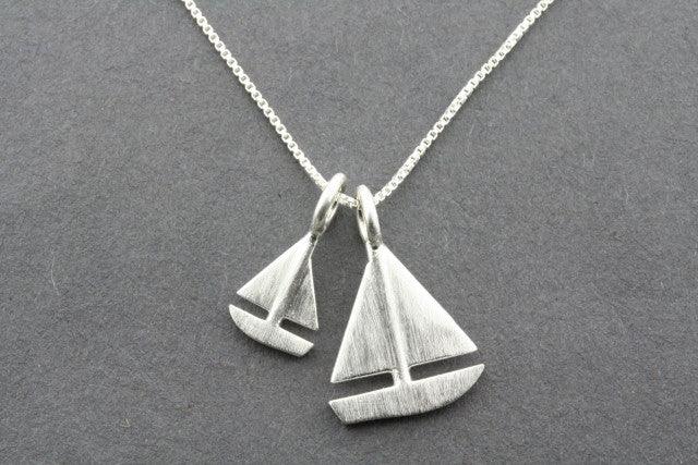 Stylish Sailboat Pendant Necklace for Women - Perfect for Beach Vacations, Nautical Gifts & Everyday Wear