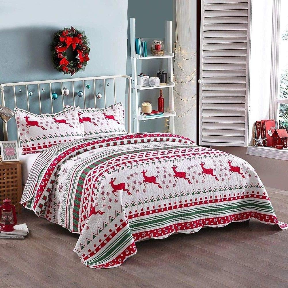 3-Piece Queen Cabin Quilt Set - White & Red Snow Flakes Deer Print with Aztec Geometric Pattern, Reversible Lodge Farmhouse Bedding with Scalloped Edges & Stripes - Perfect for Christmas Decor, Cozy Winter Nights & Rustic Cabin Retreats