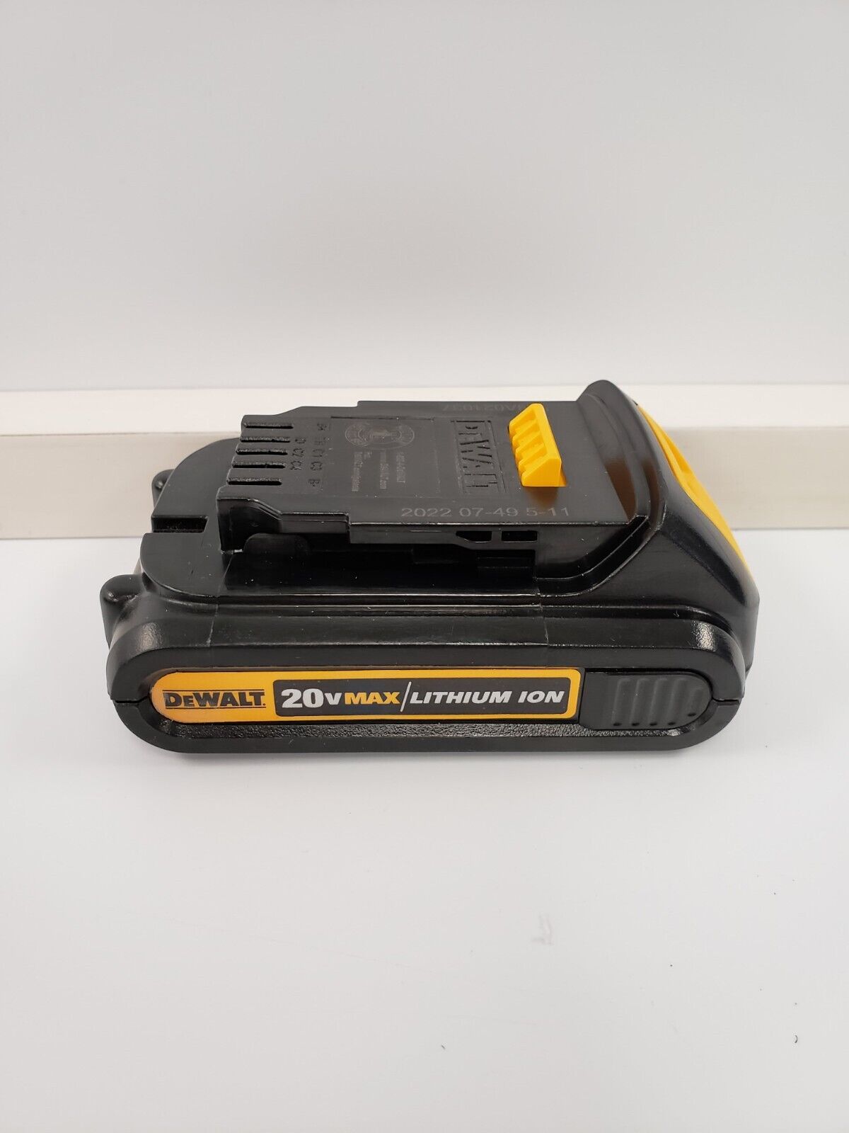 DEWALT DCB201 20V MAX Lithium-Ion Battery Pack (2.0Ah) - Compatible with DEWALT 20V Power Tools - Perfect for Drilling, Fastening & DIY Projects