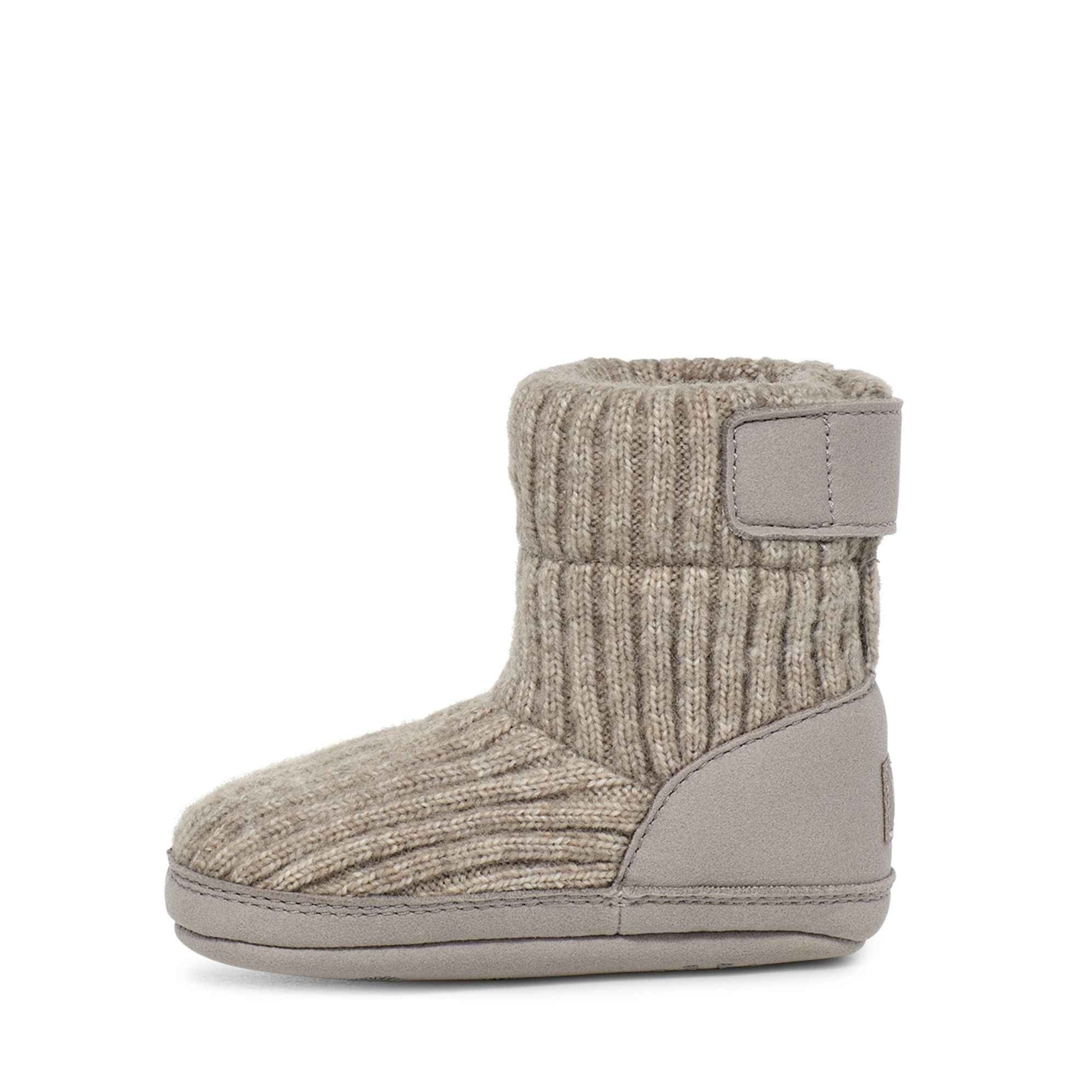UGG Baby Skylar Boots & UGG Beanie Hat Set - Warm Winter Baby Shoes & Knit Hat for Girls & Boys - Cozy Outfit for Cold Weather, Snow Days & Holiday Photos