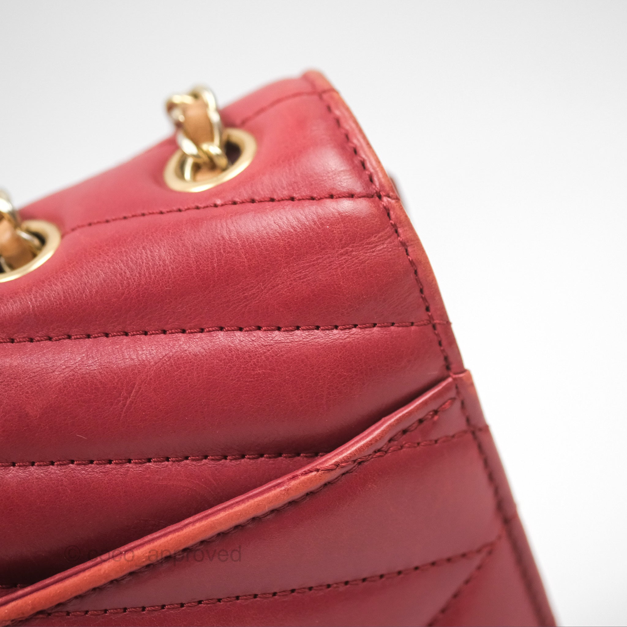 Chanel Chevron Shoulder Bag in Red Calfskin Leather with Aged Gold Hardware - Luxury Crossbody Purse for Women, Perfect for Parties, Date Nights & Special Occasions