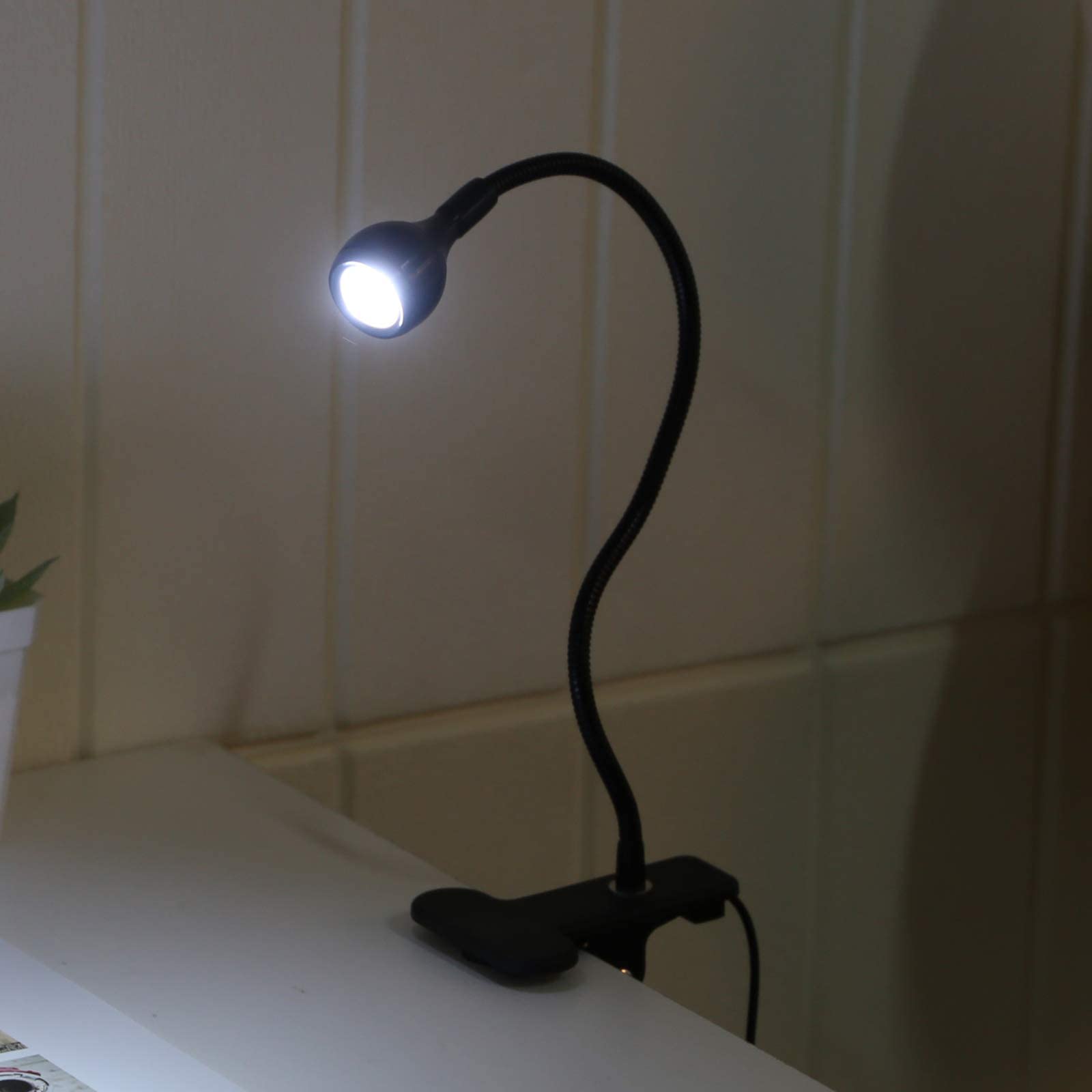 Yorking Flexible USB LED Desk Lamp with Adjustable Gooseneck - Clip On Reading Light for Books, Magazines, Night Use - Black (Perfect for Bedside, Office, Study & Dorm Room)