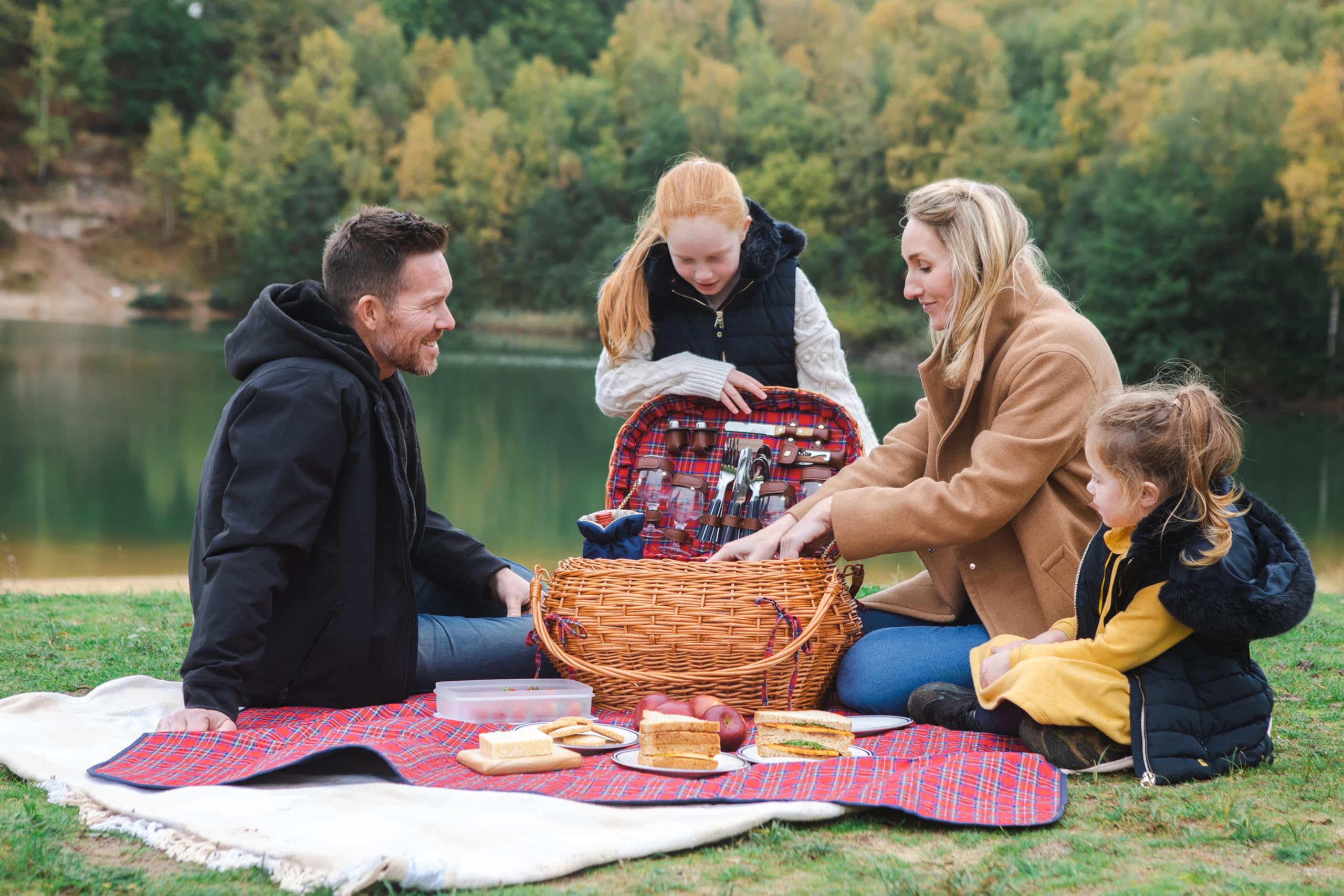 Highlander Picnic Basket with Red & Blue Tartan Pattern - Insulated Outdoor Picnic Hamper for Camping, Beach, Park & Romantic Dates