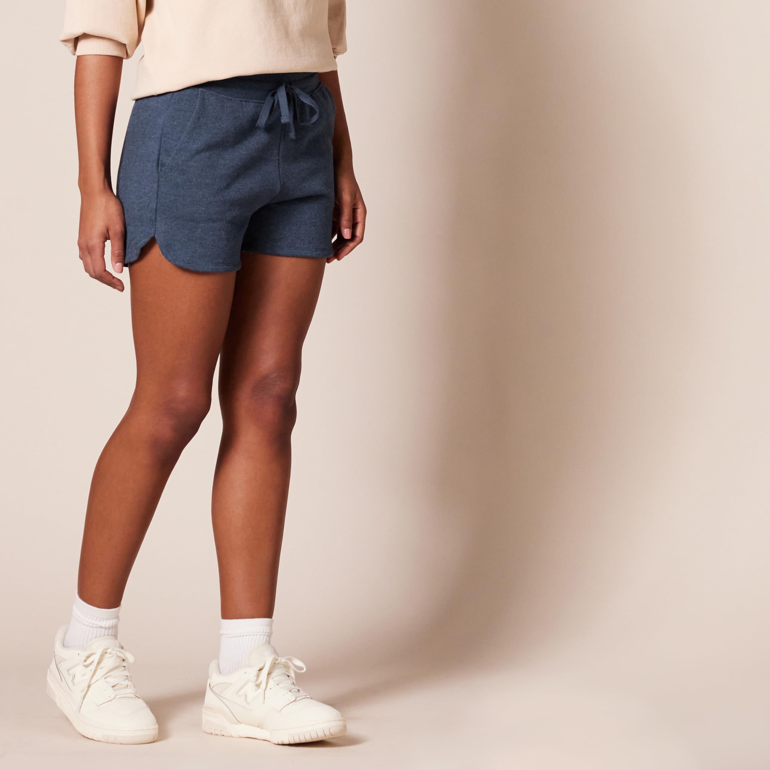 Amazon Essentials Women's Soft Fleece Shorts with Pockets - Comfortable Lounge & Sleep Shorts for Relaxing at Home, Yoga, or Running Errands