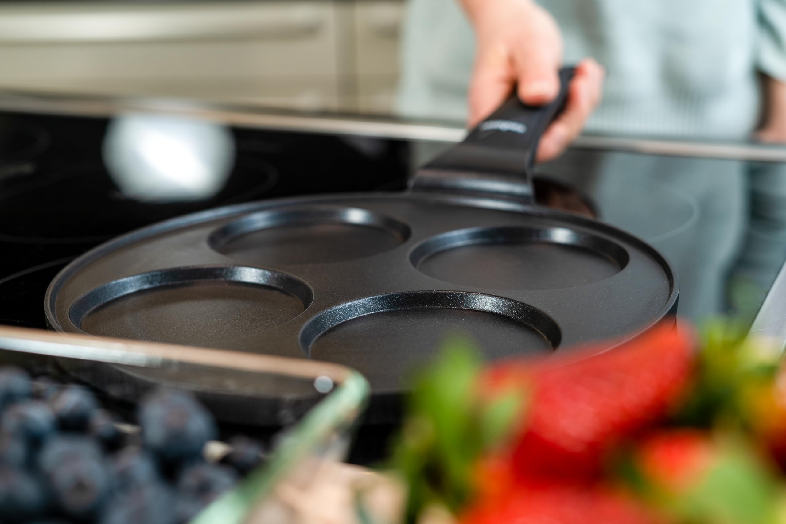 Endusor Non-Stick Induction Pancake Pan - 26cm Diameter for Gas, Ceramic, Electric & Halogen Stoves | 4-Mold Plate for Pancakes, Fried Eggs, Omelets & Poffertjes | Perfect for Breakfast, Brunch & Family Cooking
