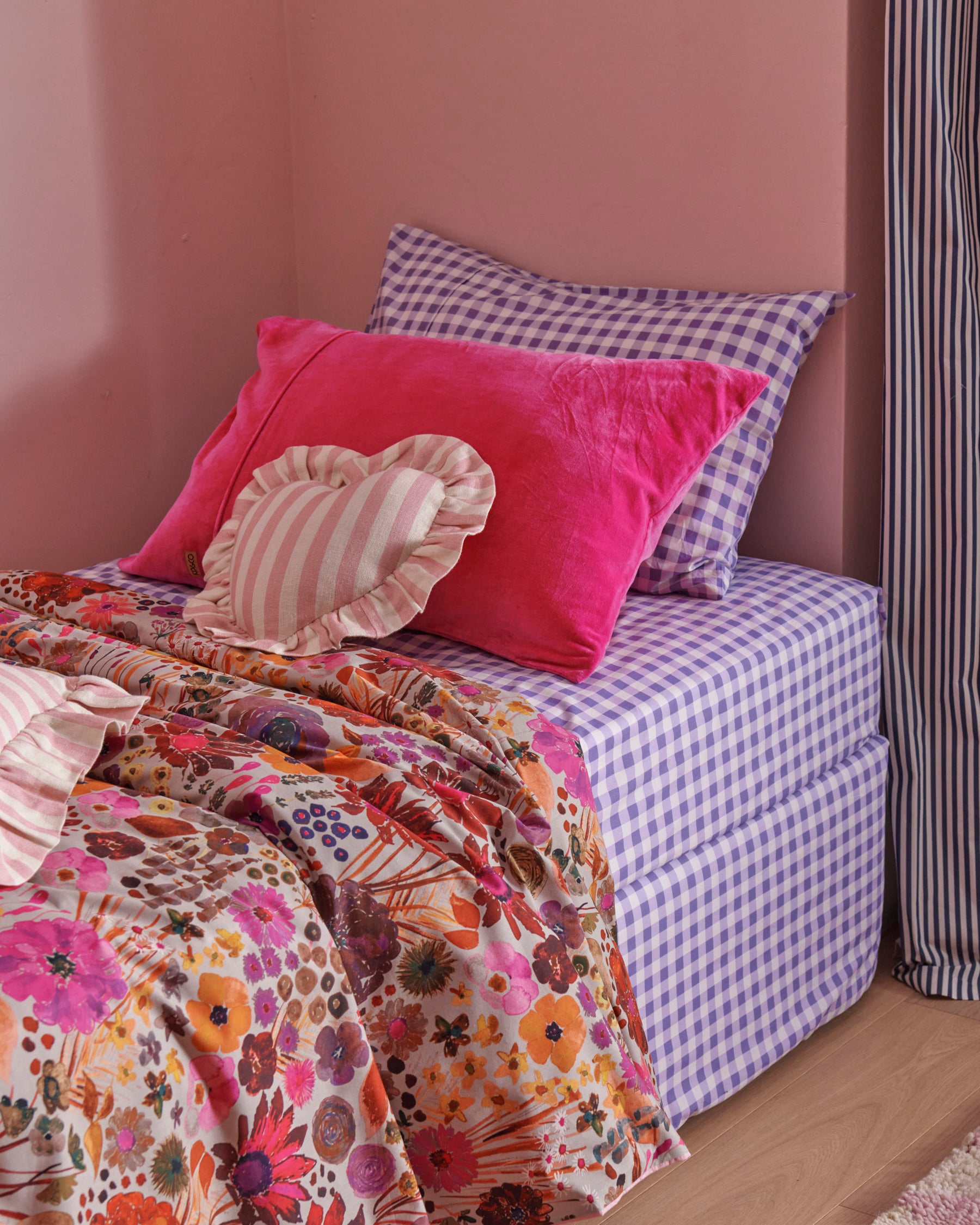Luxury Bubblegum Pink Velvet Pillowcase - Soft & Hypoallergenic for Better Sleep - Perfect for Bedroom, Sofa & Travel Accessories