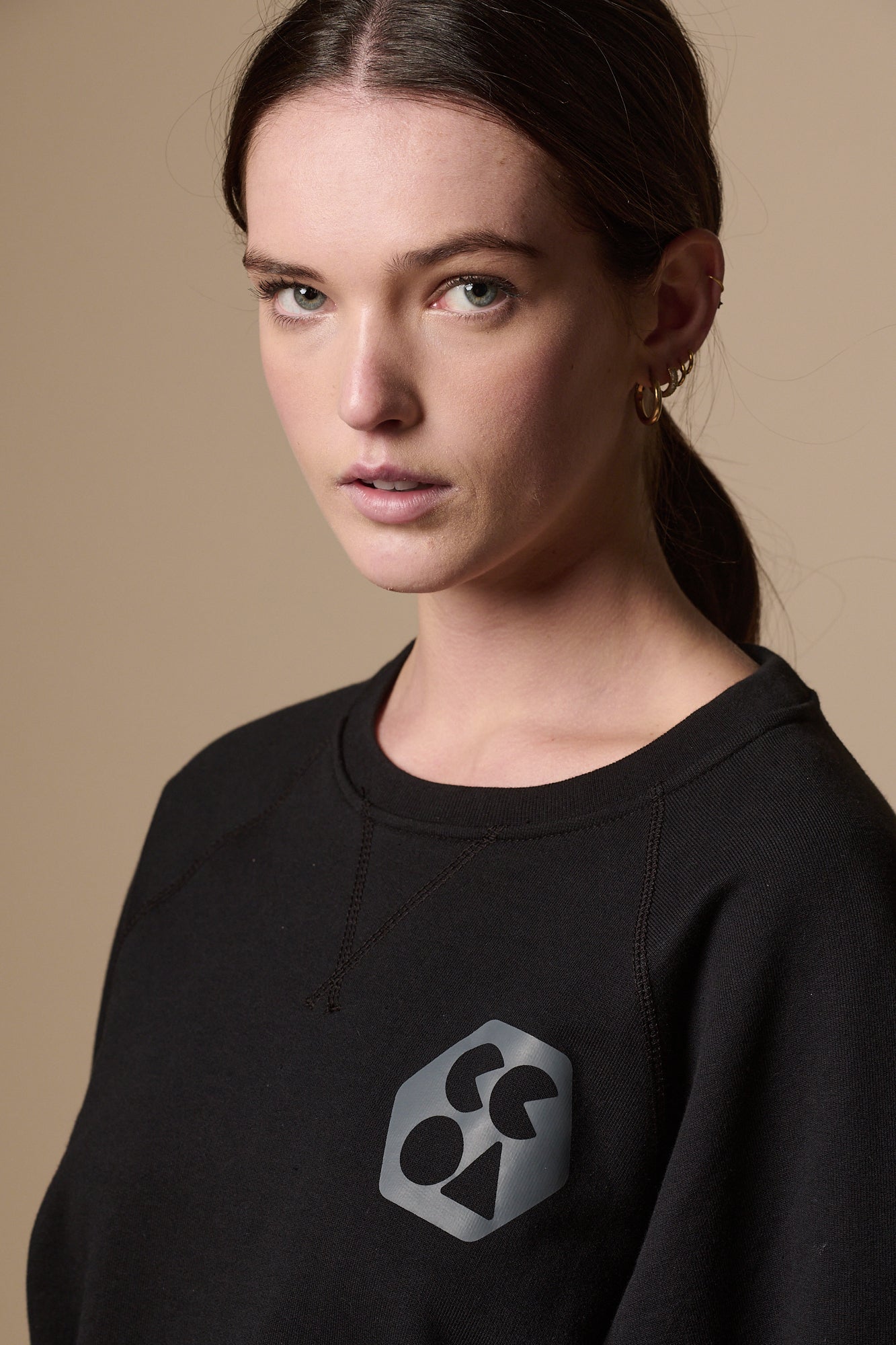 Eco-Friendly Women's Raglan Sweatshirt - Plastic-Free Black Pullover for Casual Wear & Sustainable Fashion