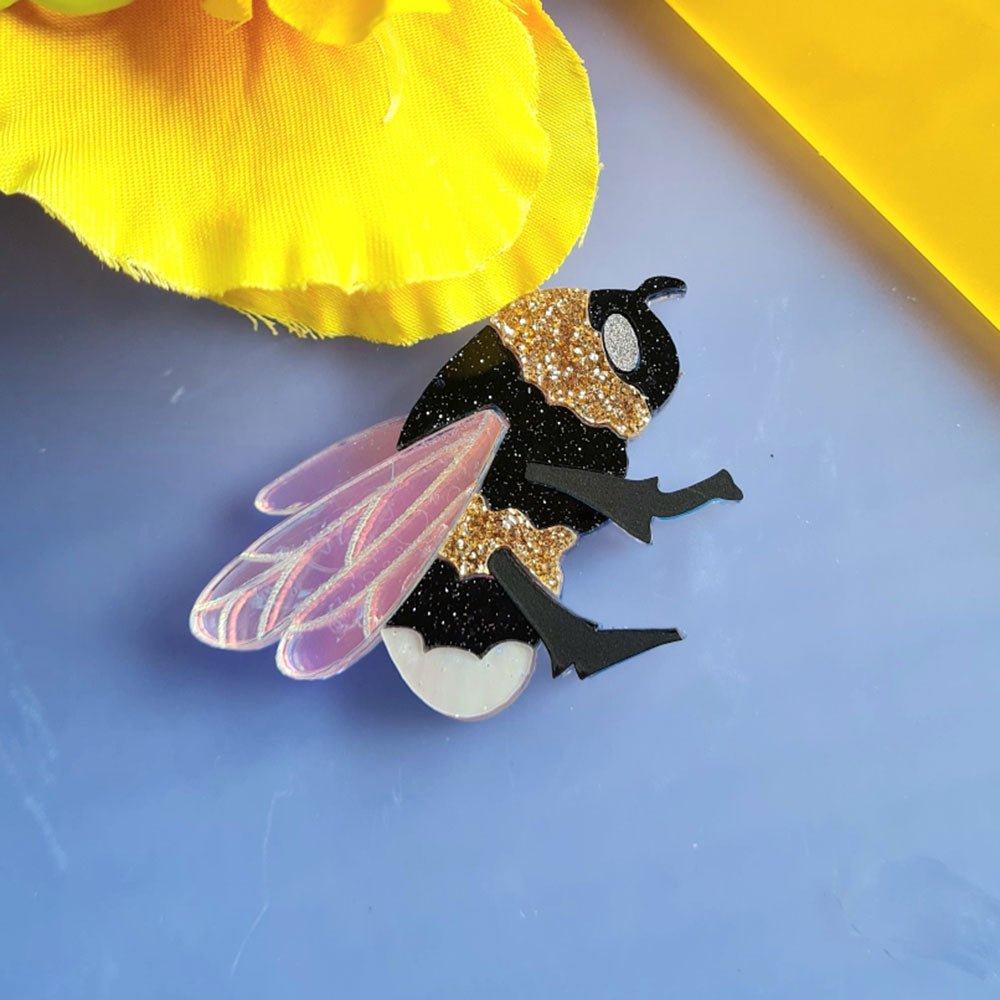 Bumblebee Pin Pendant Necklace - Vintage Style Bee Brooch Jewelry for Women | Perfect for Casual Outfits, Gift Giving & Nature-Themed Fashion