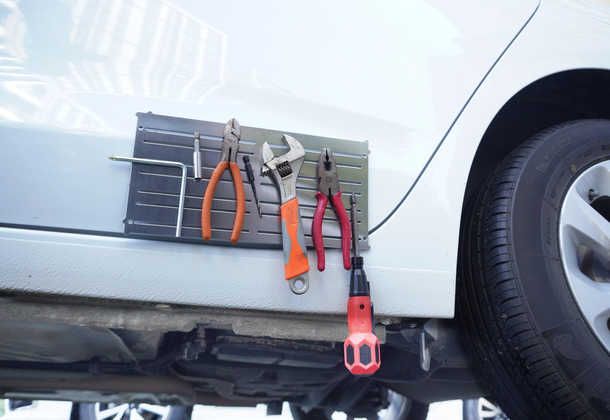 Magnetic Tool Holder for Automotive & Mechanic - Strong Grip for Screws, Bolts, Wrenches - Workshop & Garage Use