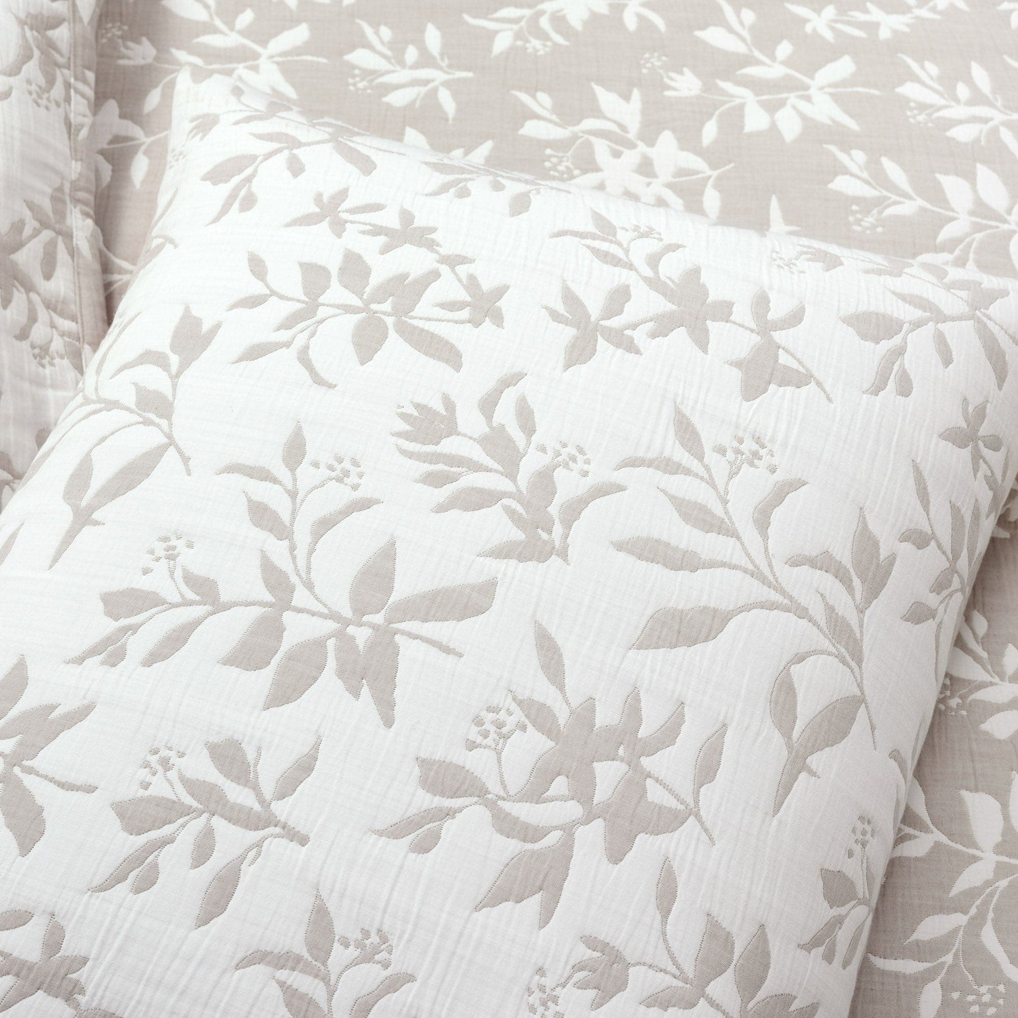 Floral Jacquard Reversible Soft Matelassé 3-Piece Quilt Set - Queen Size Bedding for Cozy Bedroom Decor
