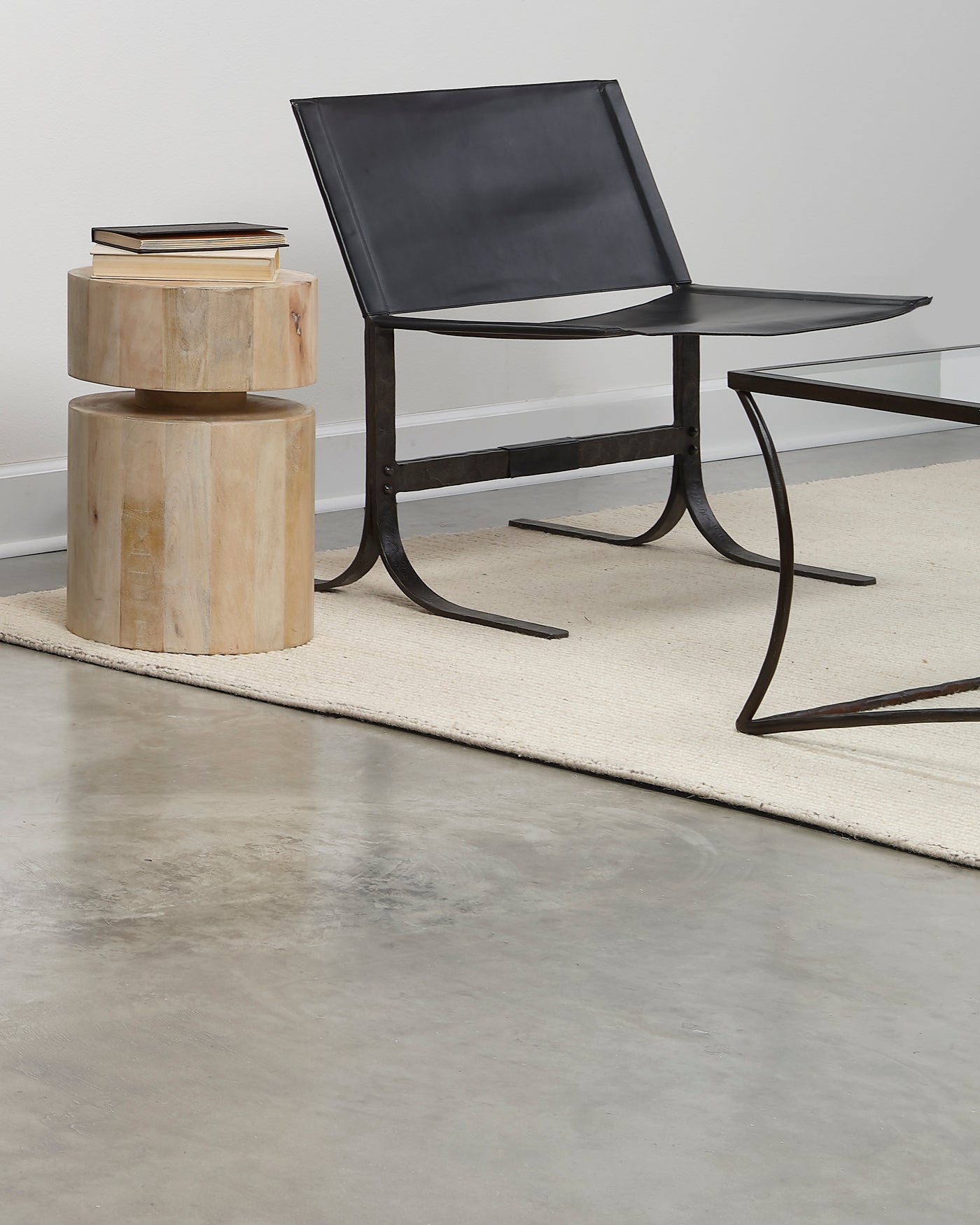 Round Side Table by Dylan - Modern End Table for Living Room, Bedroom & Office - Perfect for Coffee, Books & Decor