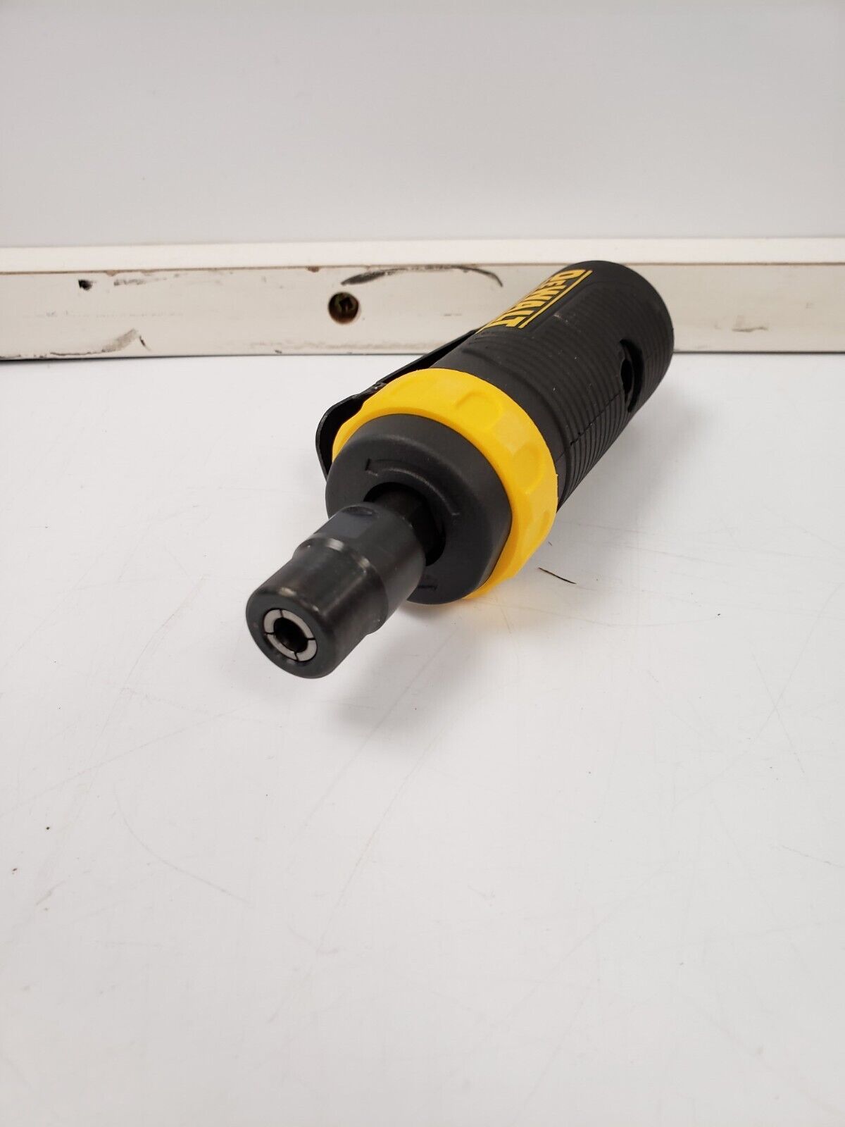 DEWALT DWMT70783 1/4-Inch Die Grinder with 2.5 Amp Motor - Professional Power Tool for Metal Grinding, Sanding & Polishing - Ideal for Automotive, Metalworking & DIY Projects