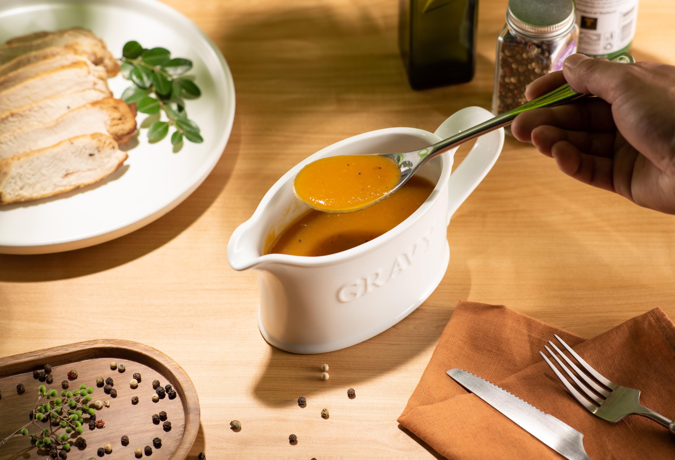 Kook Ceramic Gravy Boat with Large Handle - 18 oz White Porcelain Sauce Dispenser for Dressings, Creamer & Sauces - Microwave & Dishwasher Safe - Perfect for Holiday Dinners, Restaurants & Catering Events