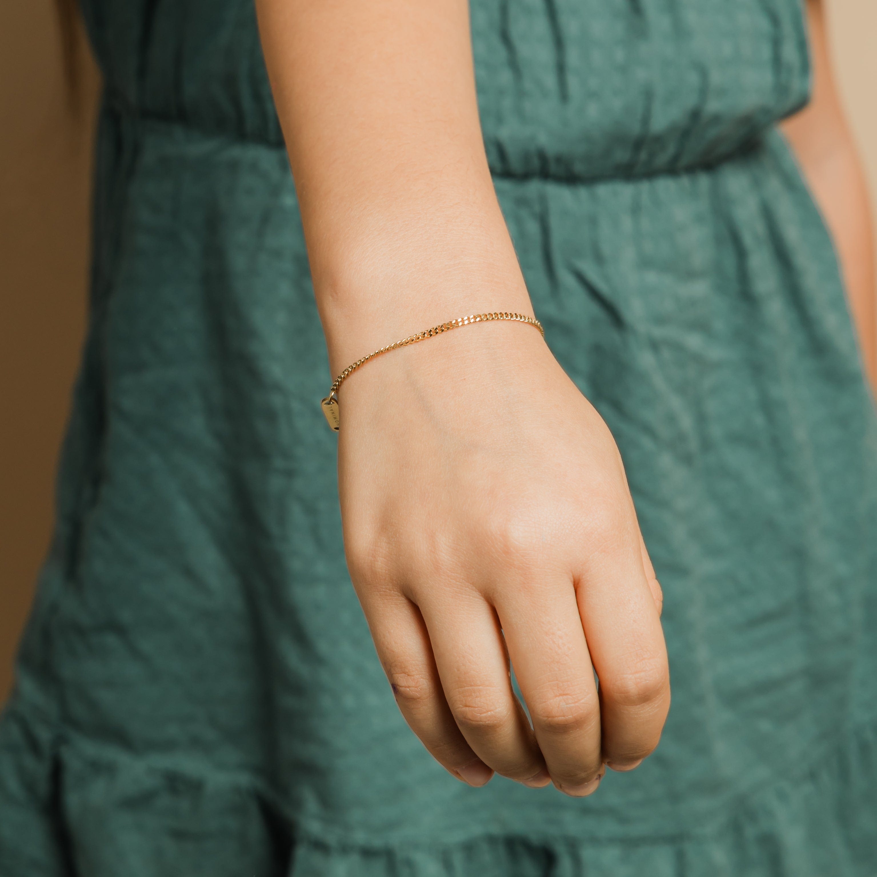 Stylish Cuban Link Bracelet for Women - Gold & Silver Plated Hip Hop Jewelry Gift for Her - Perfect for Parties, Dating & Everyday Wear