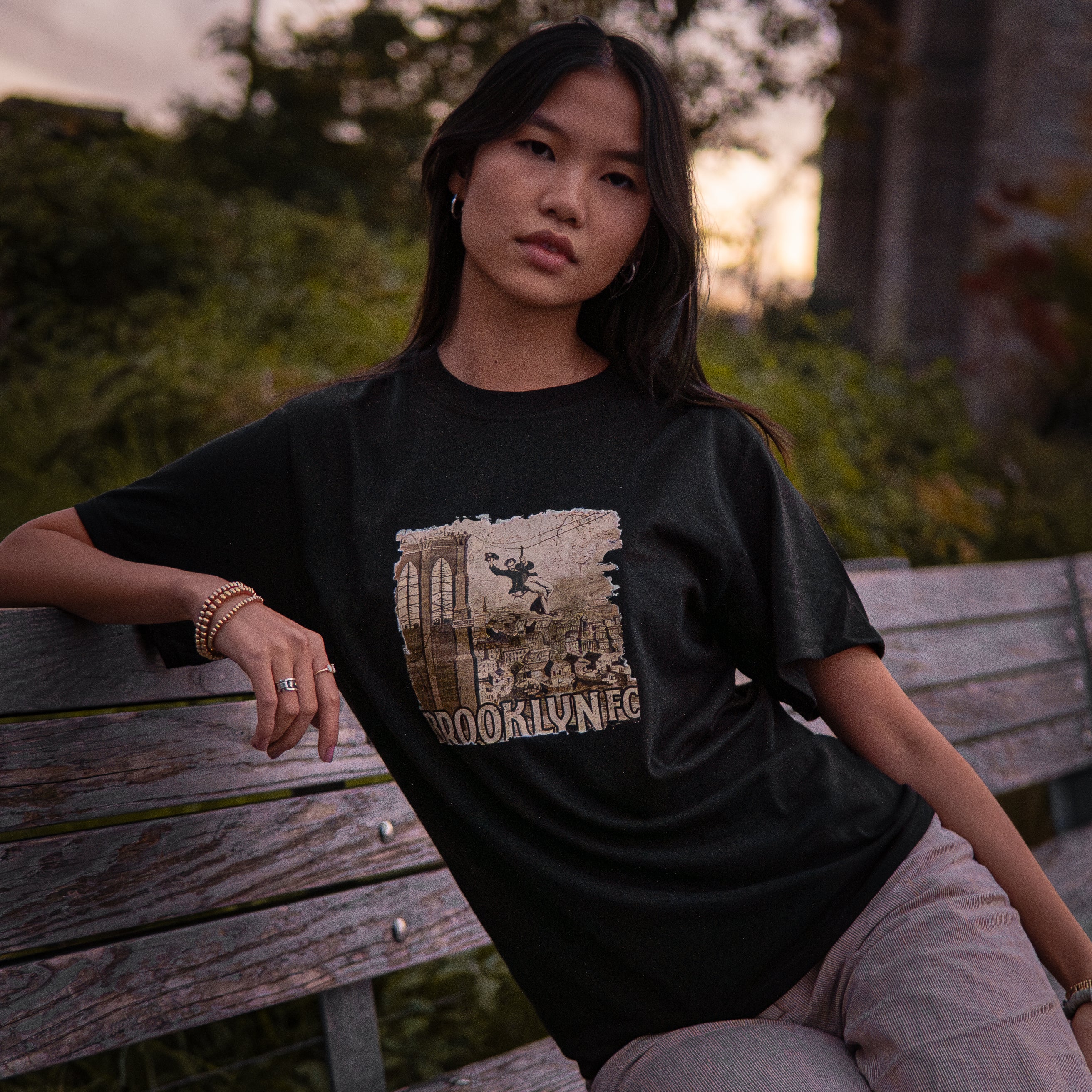 Brooklyn FC Vintage Bridge Retro Black T-Shirt for Men - Casual Streetwear Soccer Fan Tee for Everyday Wear & Game Day Outfits