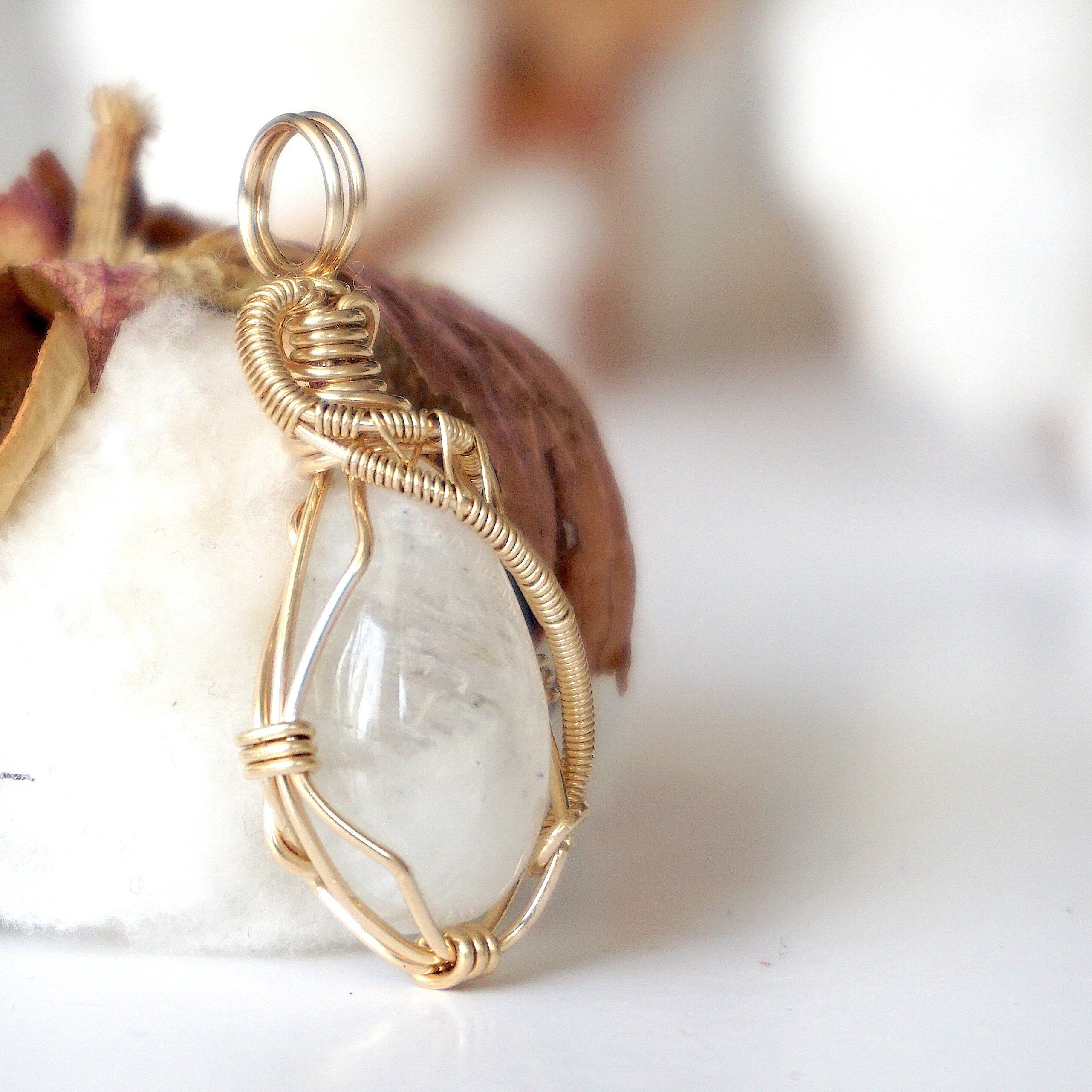 Rainbow Moonstone Necklace 14k Gold Filled - Elegant Healing Crystal Jewelry for Women, Perfect for Spiritual Healing, Meditation & Everyday Wear