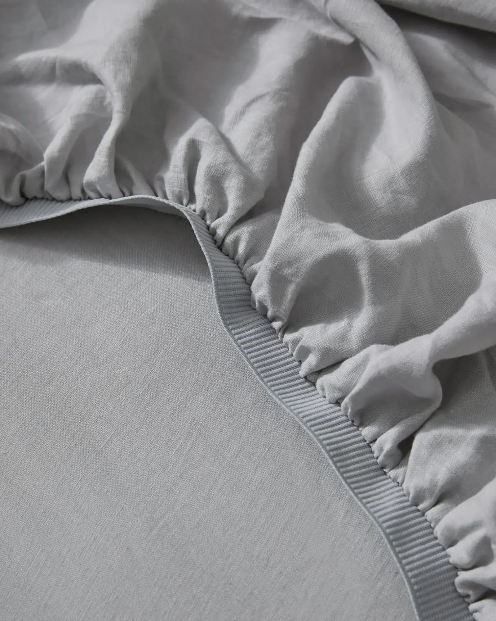 Ravello Silver Fitted Sheet - Queen Size, Deep Pocket, Wrinkle-Free - Perfect for Guest Rooms & Luxury Bedding