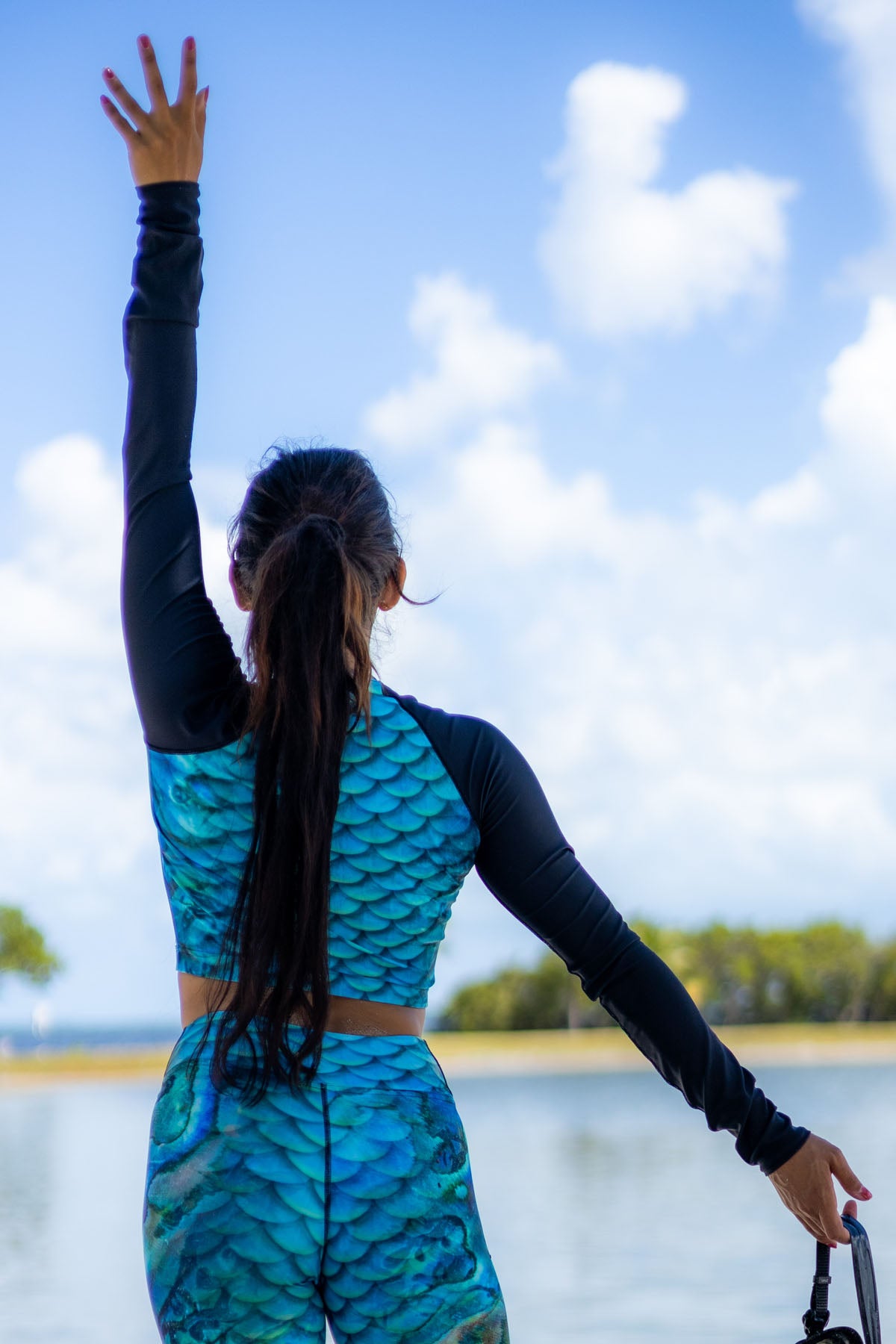 Eco-Friendly Abalone Scale Print Cropped Rash Guard - Perfect for Surfing, Swimming & Beach Activities