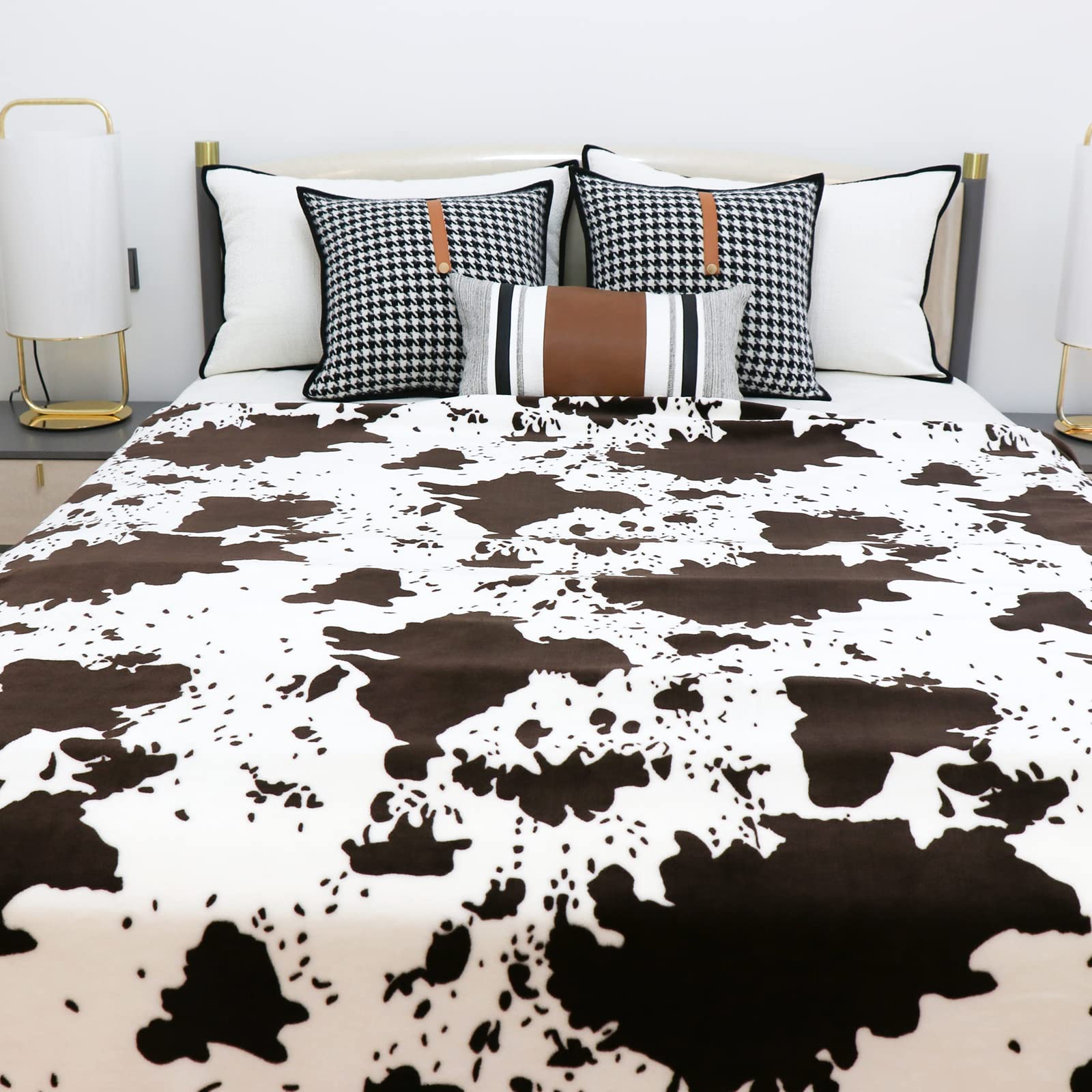Soft & Warm Cow Print Fleece Blanket - Twin Size 60x80 Inch Cozy Flannel Throw for Bed, Couch & Sofa | Lightweight Fuzzy Blanket Gift for Valentine's Day, Mother's Day & Father's Day | Perfect for Home Decor, Snuggling & Winter Warmth