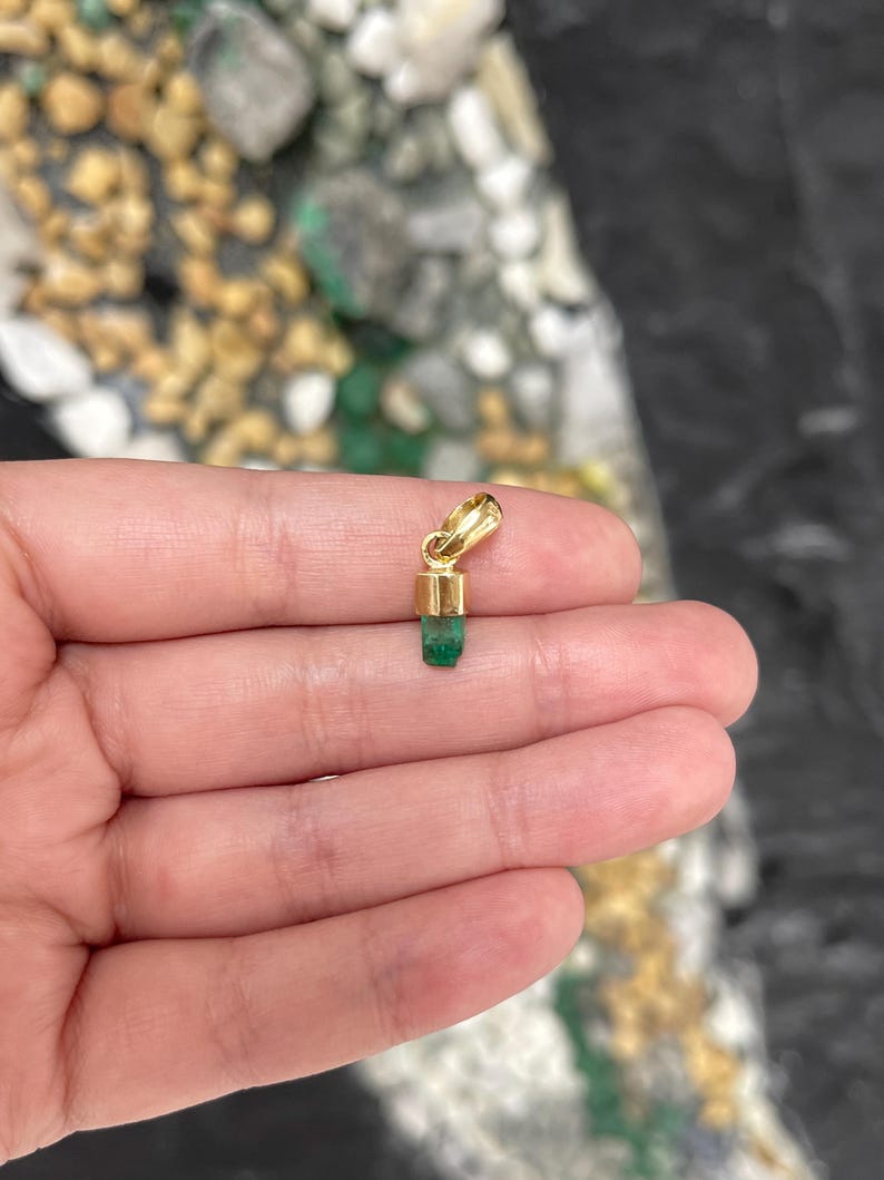 0.92 Carat 18K Gold Vivid Green Raw Colombian Emerald Pendant Necklace - Natural Gemstone Jewelry for Women, Gift for Her, Perfect for Weddings & Special Occasions